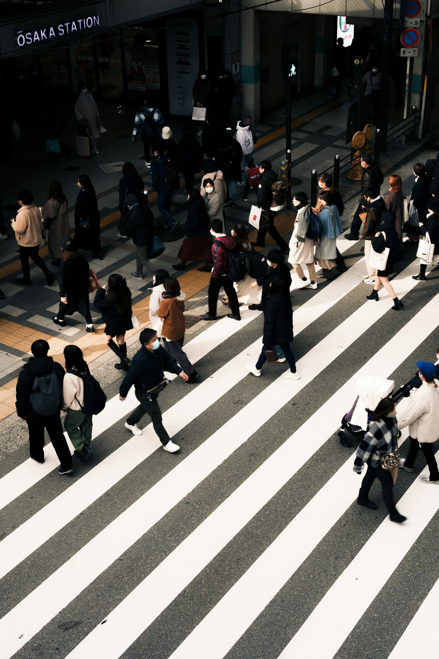 東京街頭行人過馬路