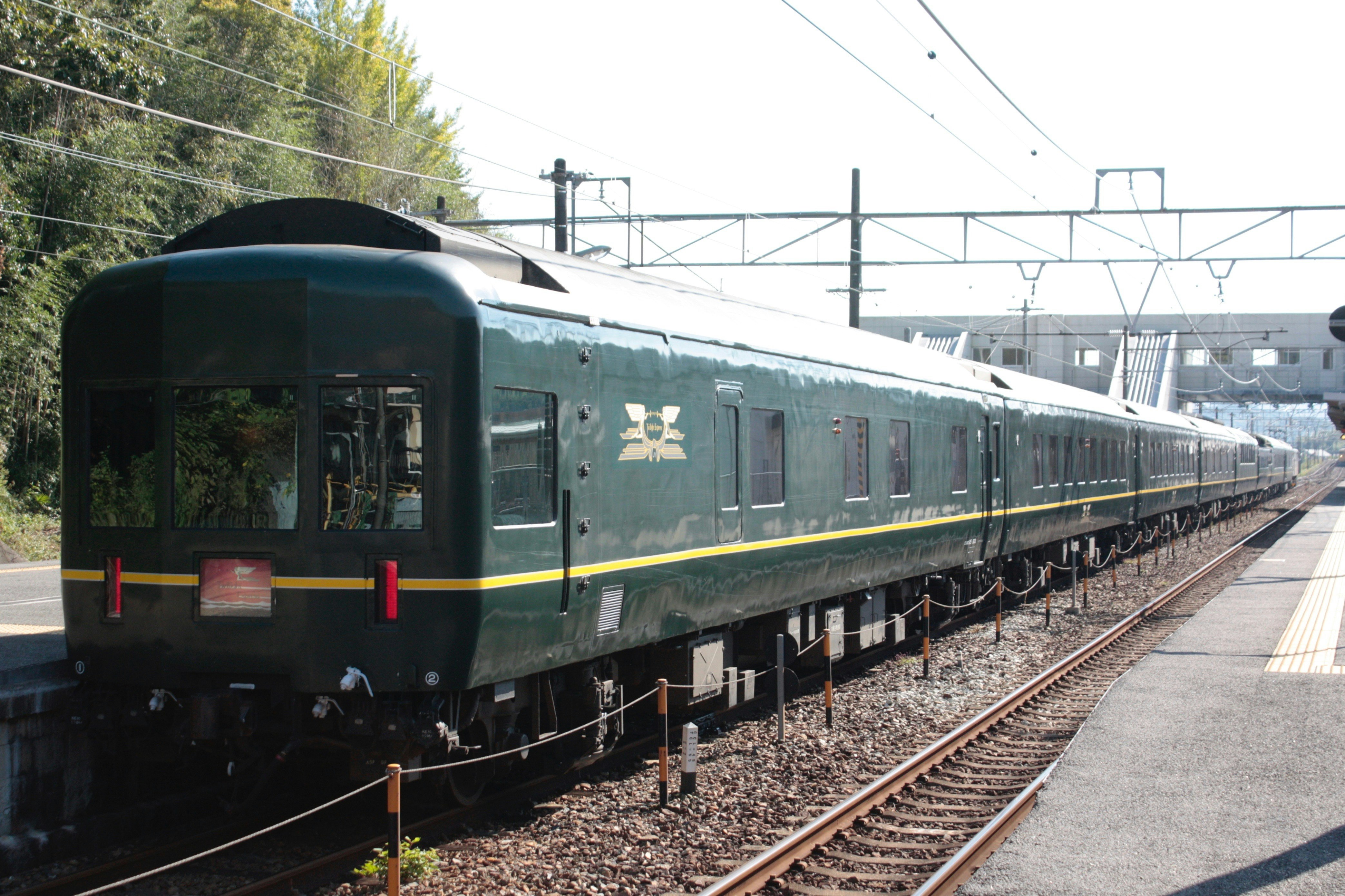 月台旁鐵軌旁的列車車廂