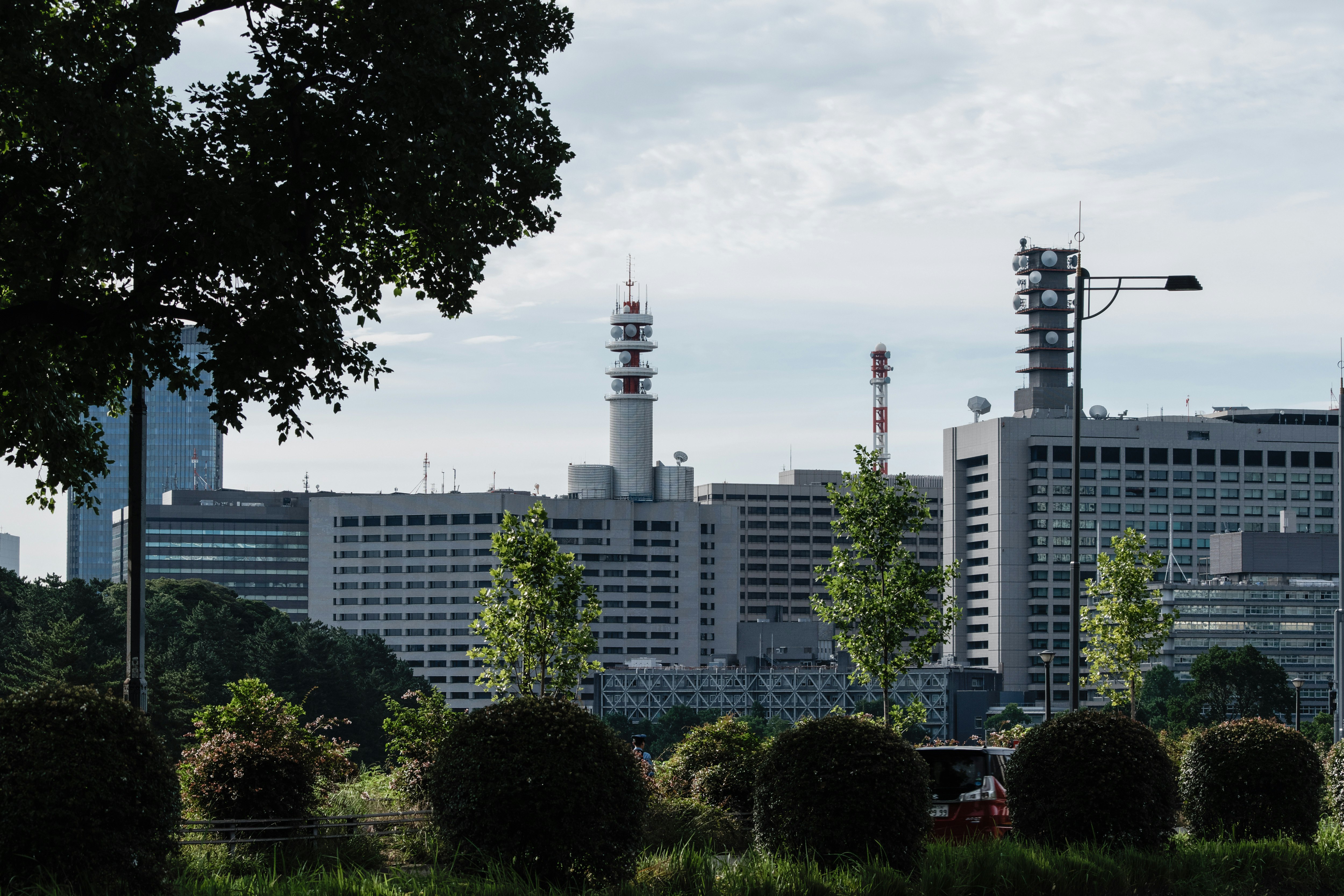 Edificio della Polizia Metropolitana di Tokyo a Kasumigaseki visto da Hanzomon con grattacieli sullo sfondo