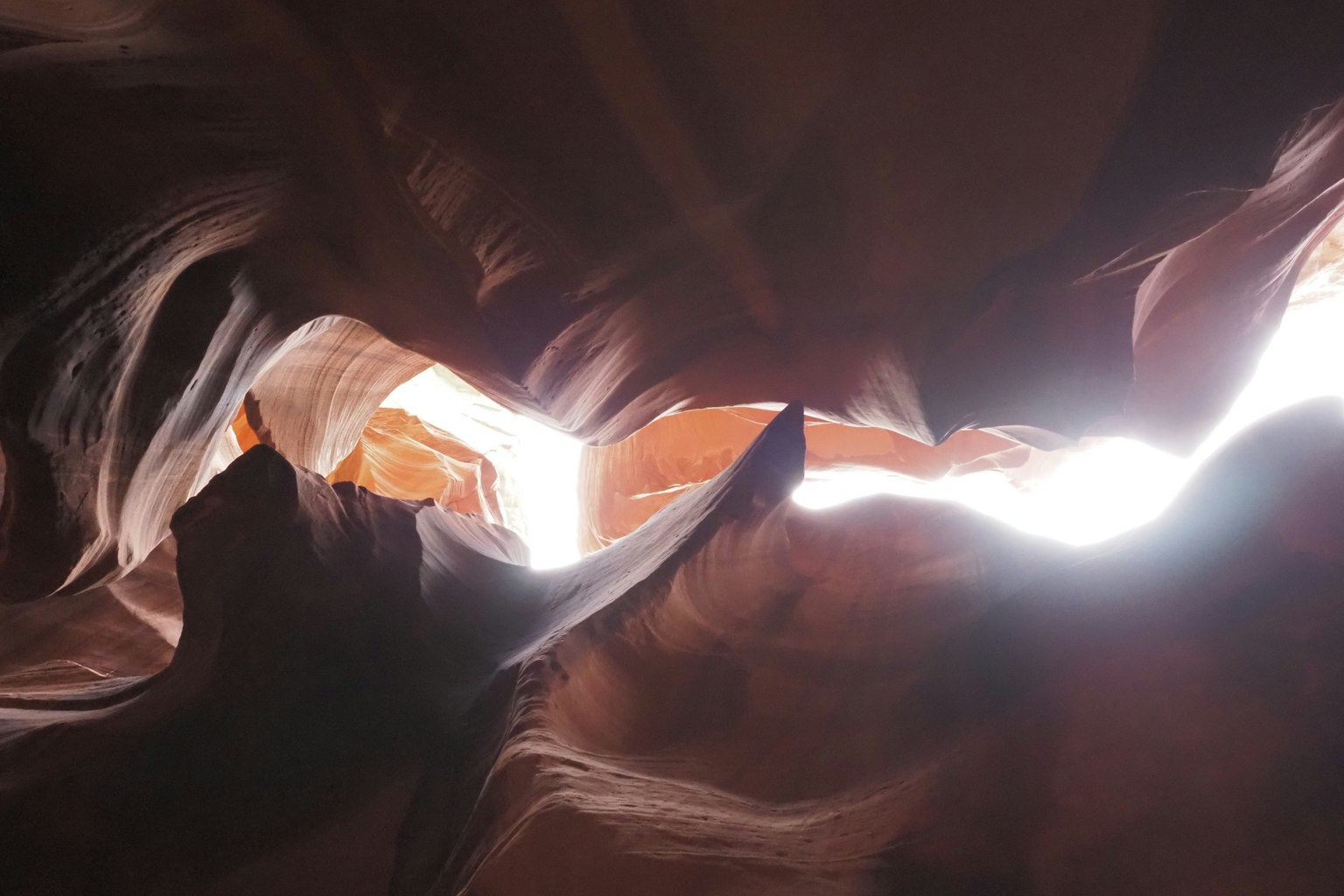 Raggi di luce che filtrano attraverso le fessure strette del Canyon Antelope