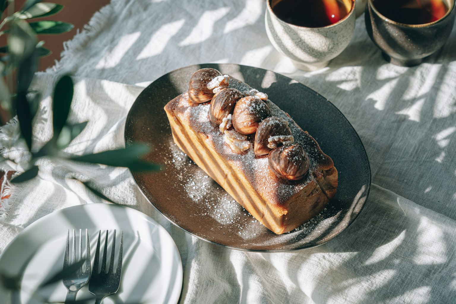 Dessert magnifique sur une assiette avec des pâtisseries et des boissons