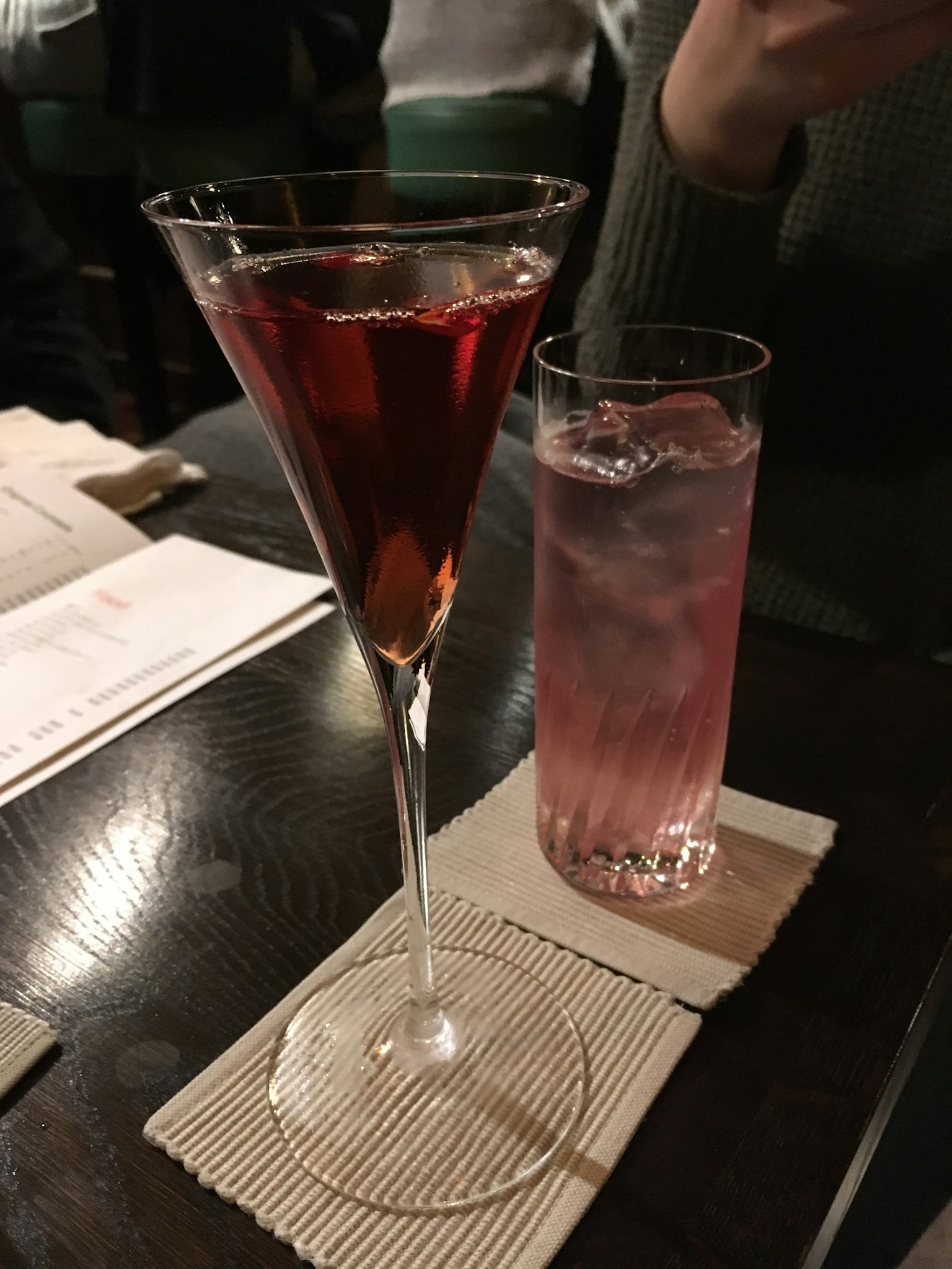 桌子上的红色鸡尾酒和粉色饮料