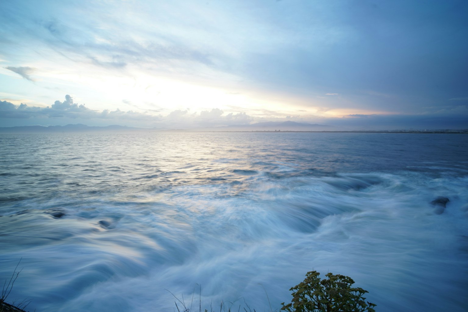 平靜的海浪與藍天景觀