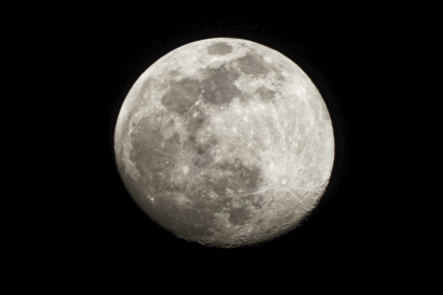 Mặt trăng tròn sáng với các miệng hố nhìn thấy trong bầu trời đêm