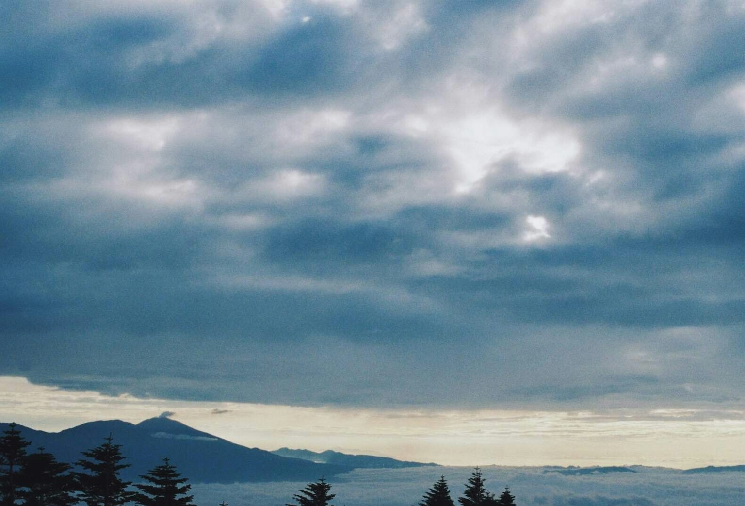 藍天和雲下的山景