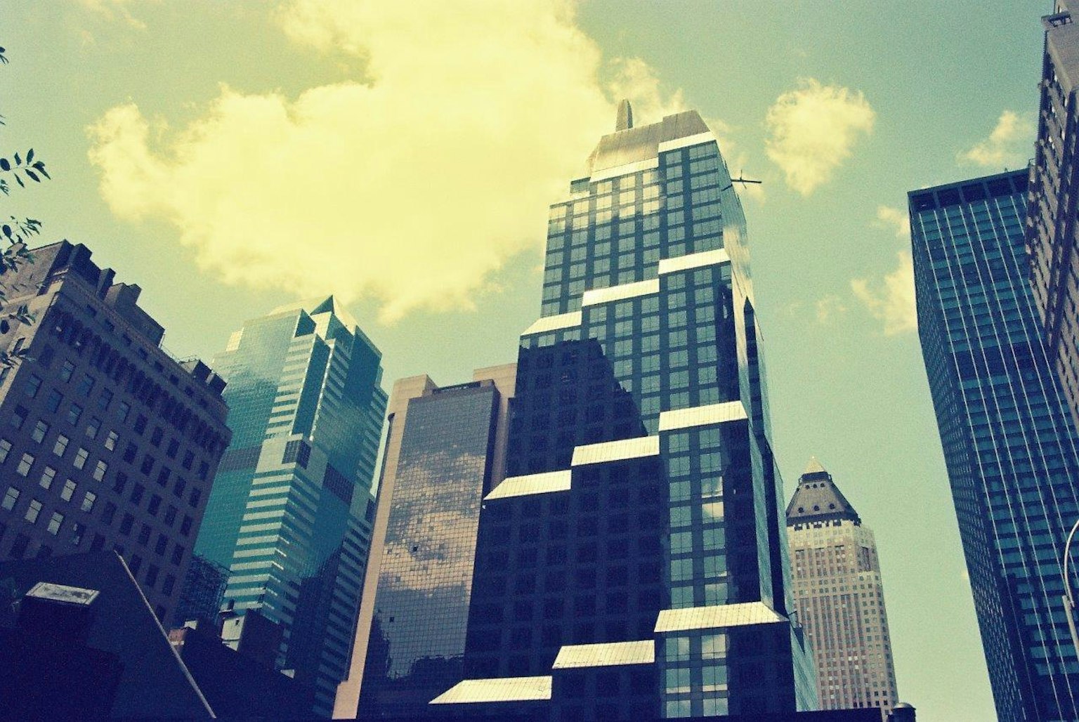 Cielo urbano con edificios altos cielo azul y nubes