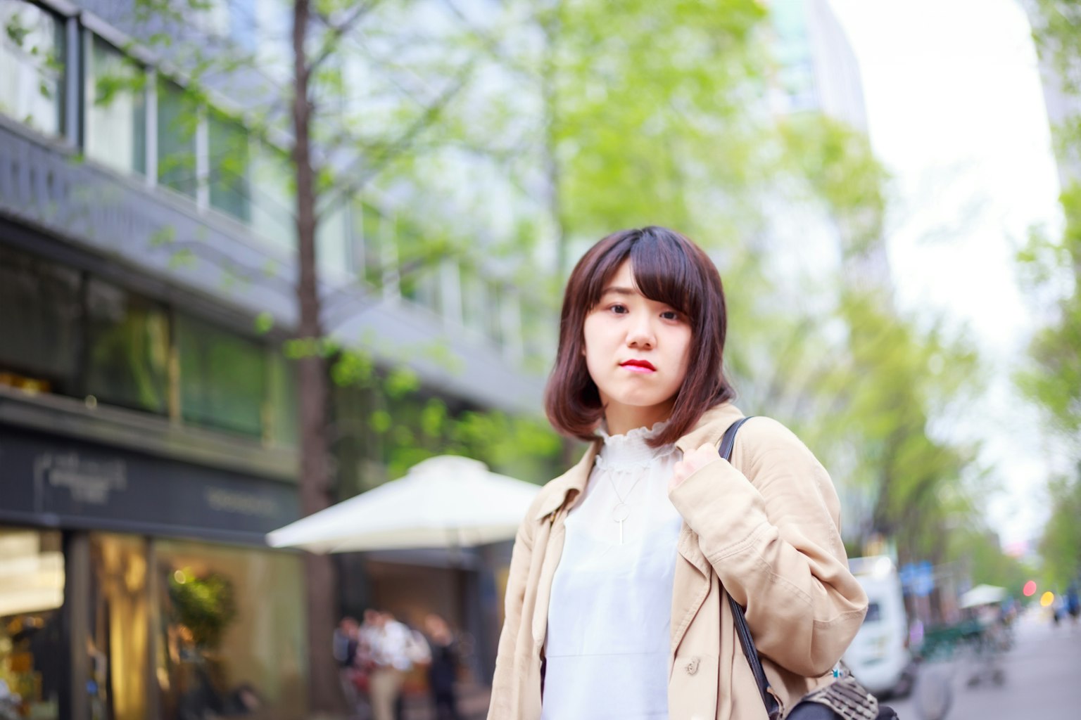 도시 거리에서 캐주얼한 옷을 입은 여성이 서 있는 모습