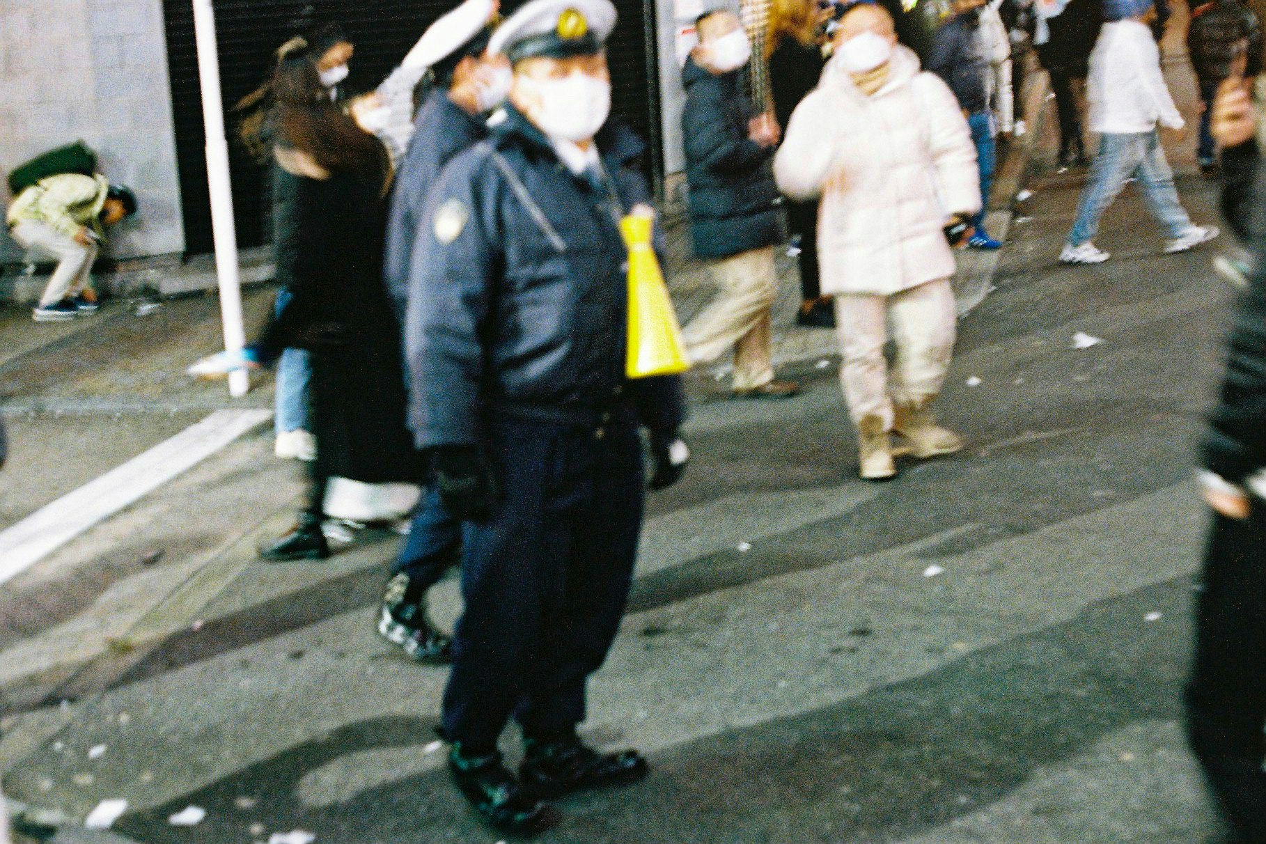 Neujahrsabend-Moment am Shibuya Scramble Crossing, Menschen beim Überqueren
