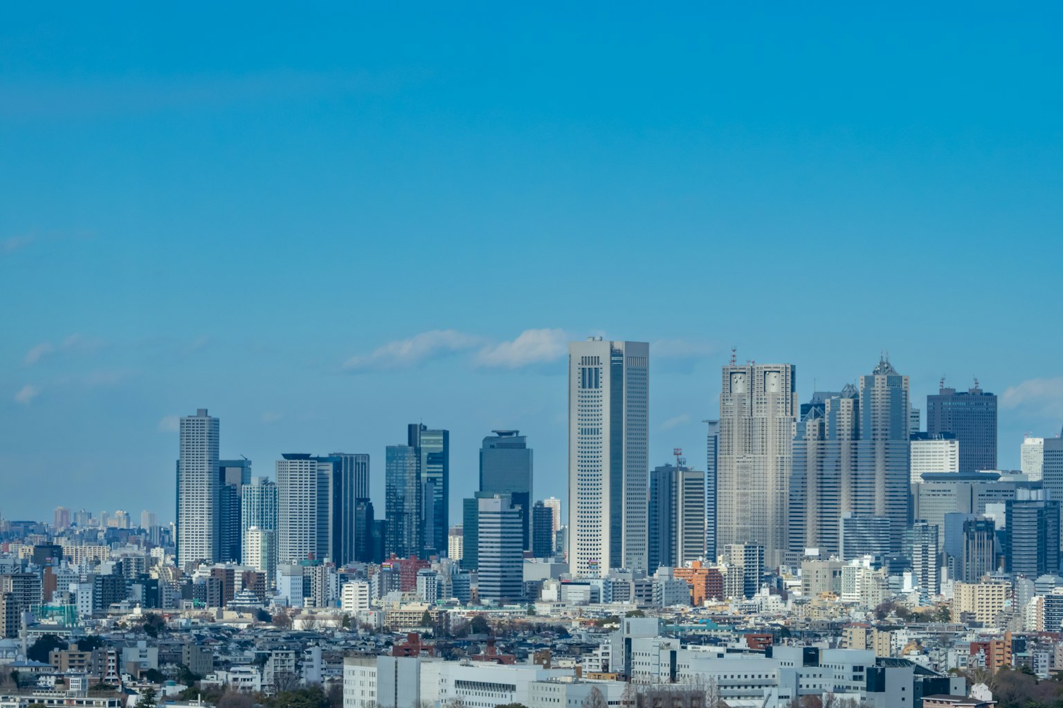 Horizonte de Tokio con rascacielos bajo un cielo azul claro
