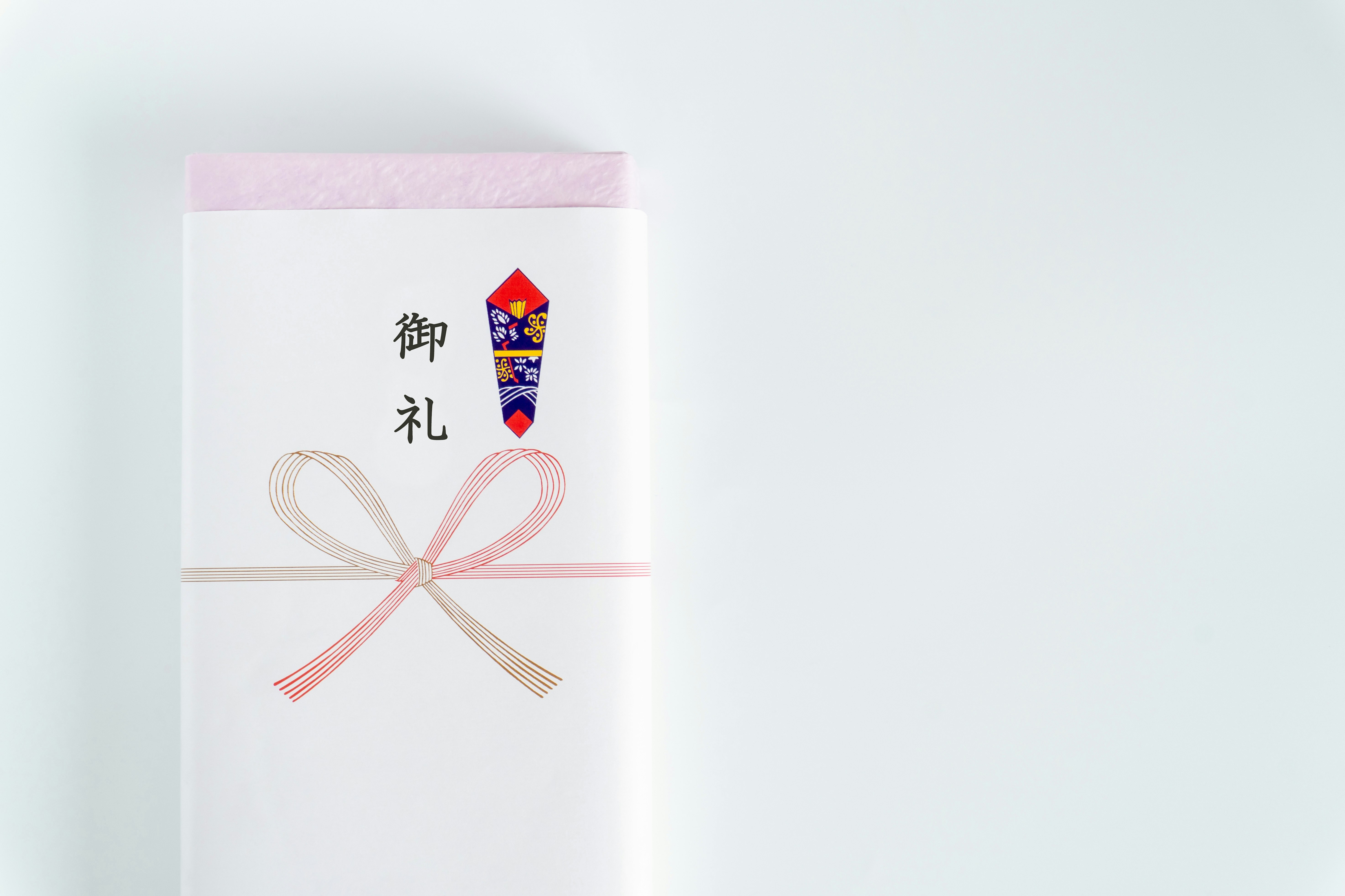 amplop hadiah dengan pita dan stempel dekoratif (御礼)