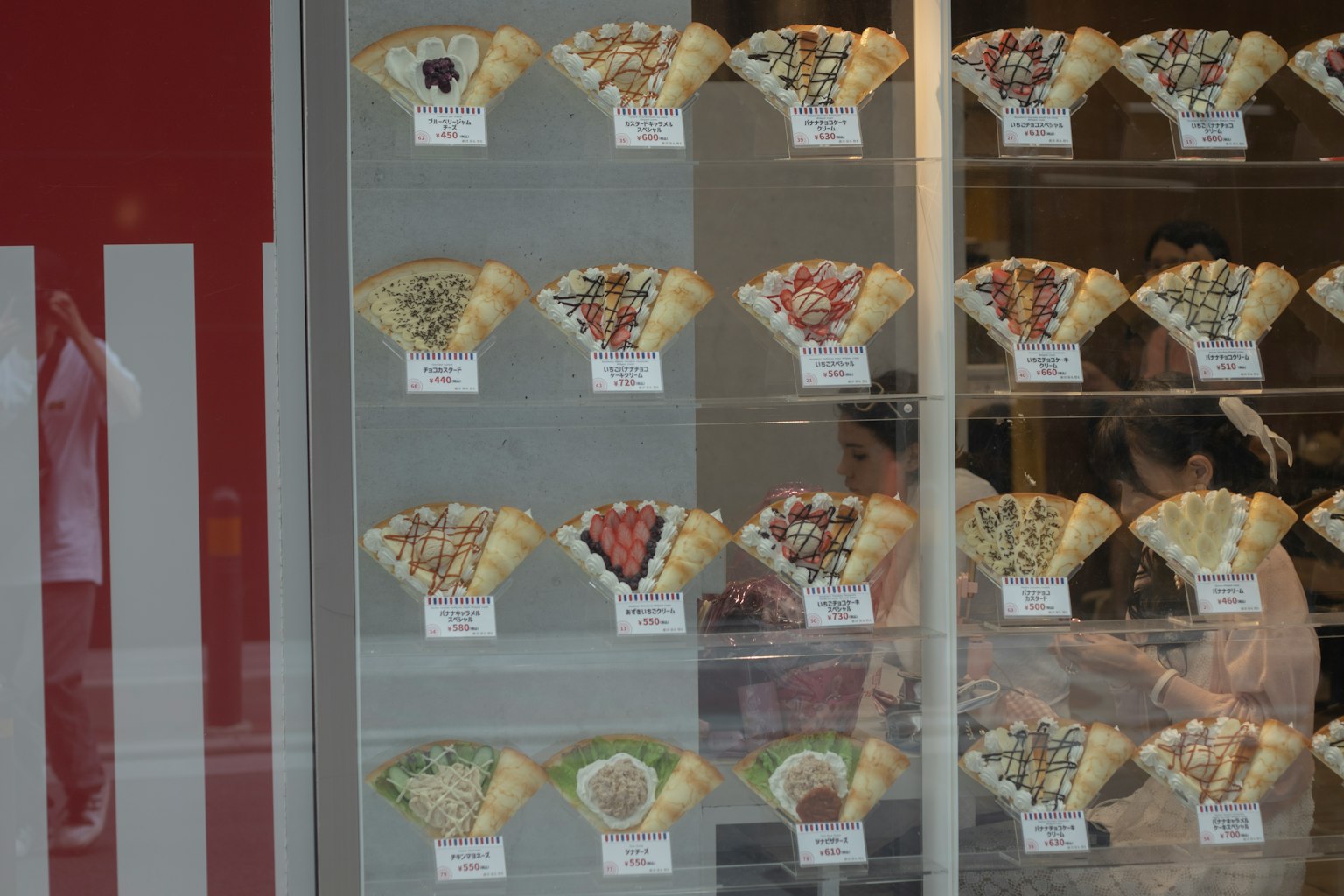 Etalase yang menampilkan berbagai crepes dengan berbagai topping