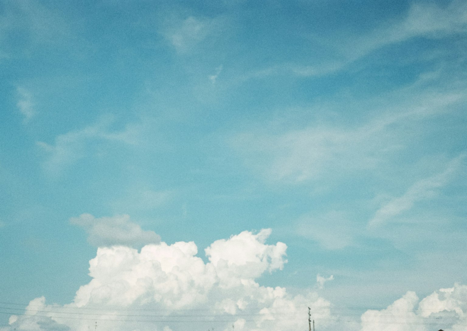 Cielo azul con nubes blancas esponjosas