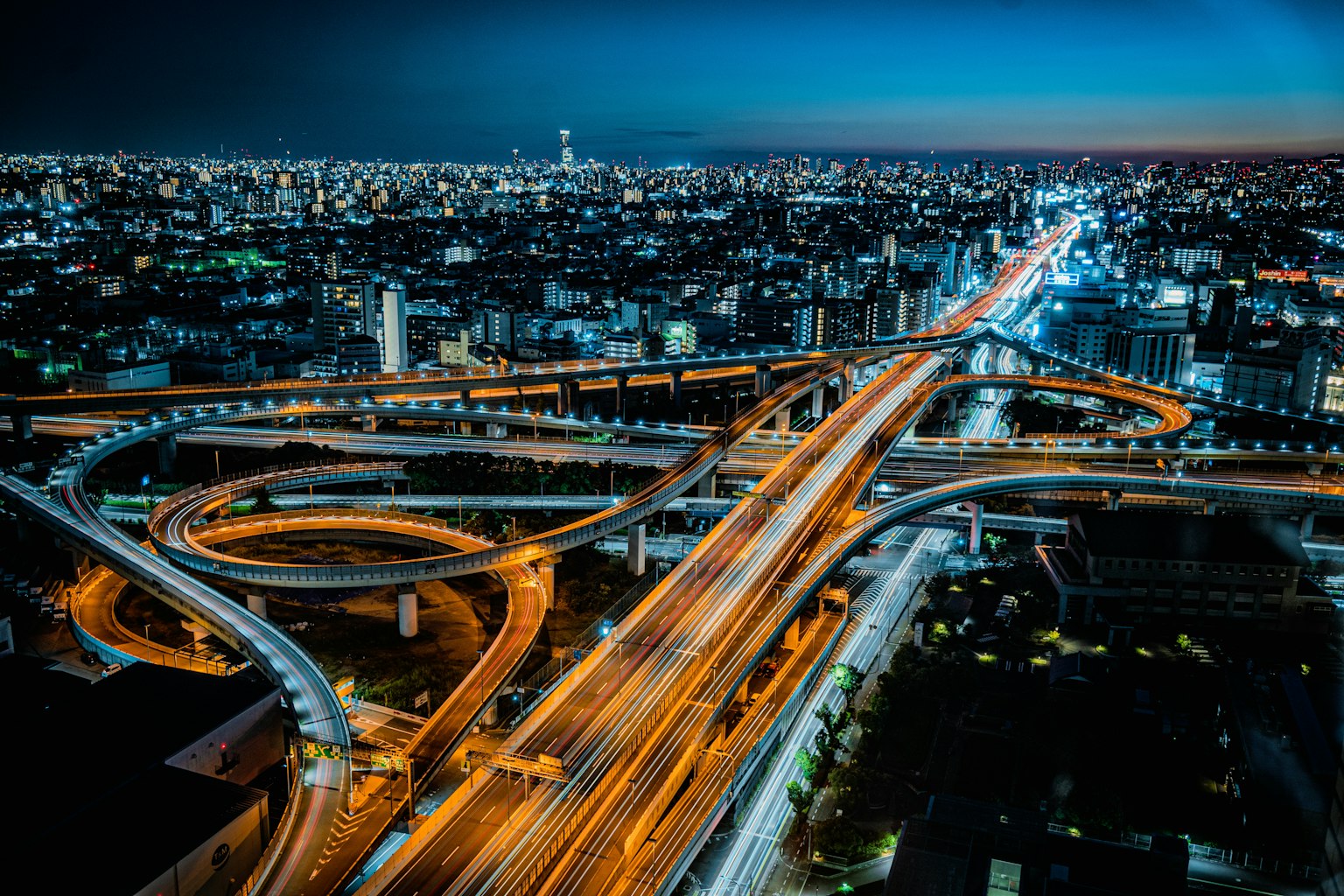 Vista nocturna de una ciudad con una red vial compleja