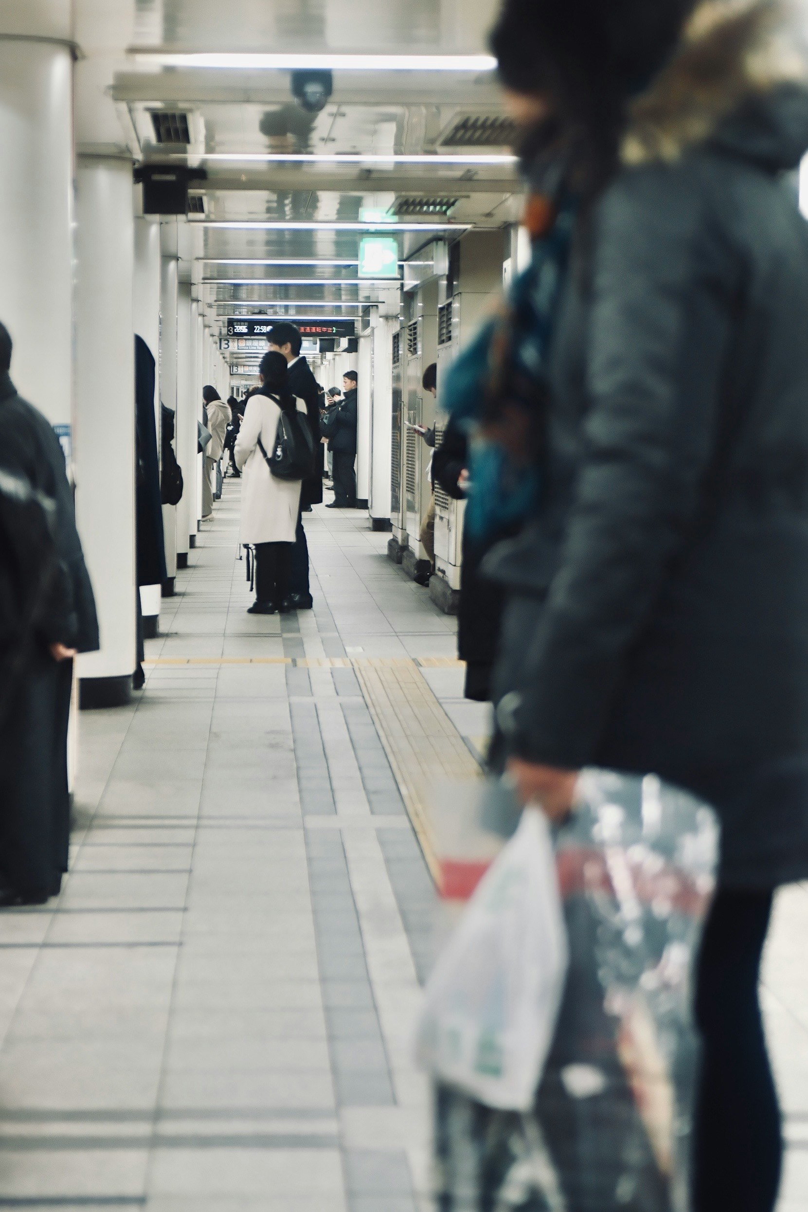 人が行き交う屋内の通路