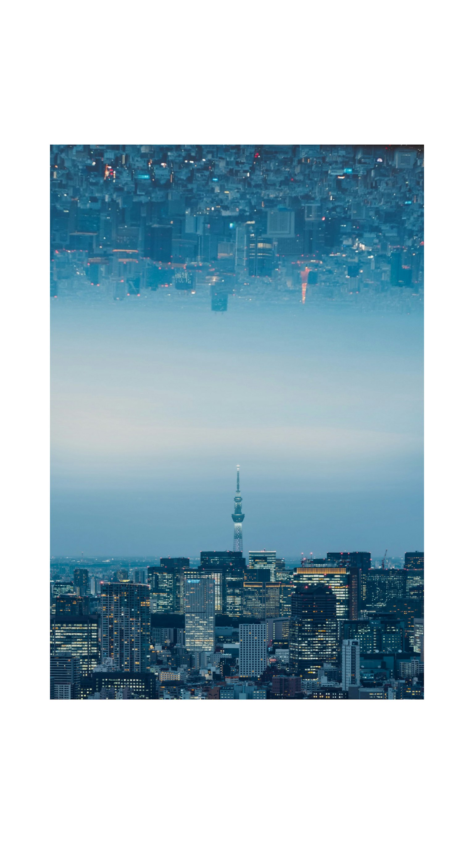 Photo depicting a cityscape and reflection of the sky