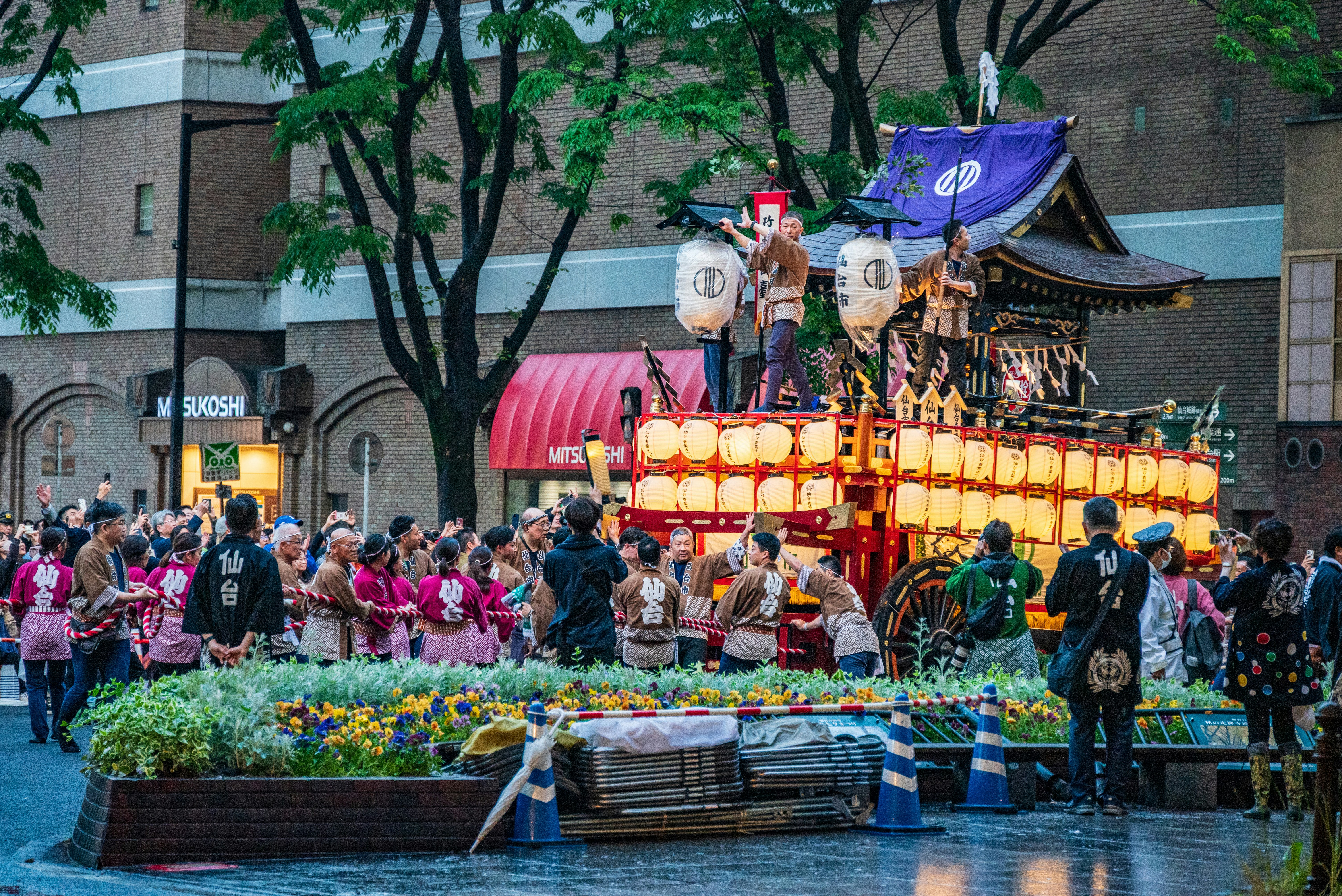 祭りの屋台と提灯が並ぶ街の広場