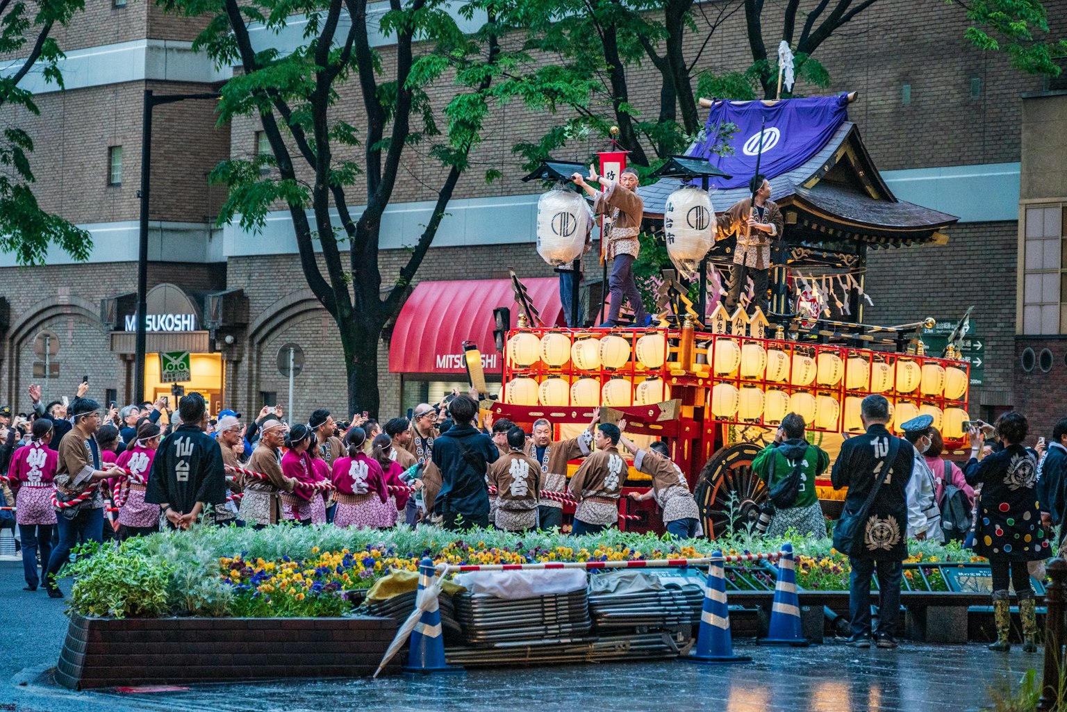 ฉากเทศกาลที่มีชีวิตชีวาพร้อมขบวนพาเหรดที่ตกแต่งและผู้เข้าร่วมในชุดดั้งเดิม