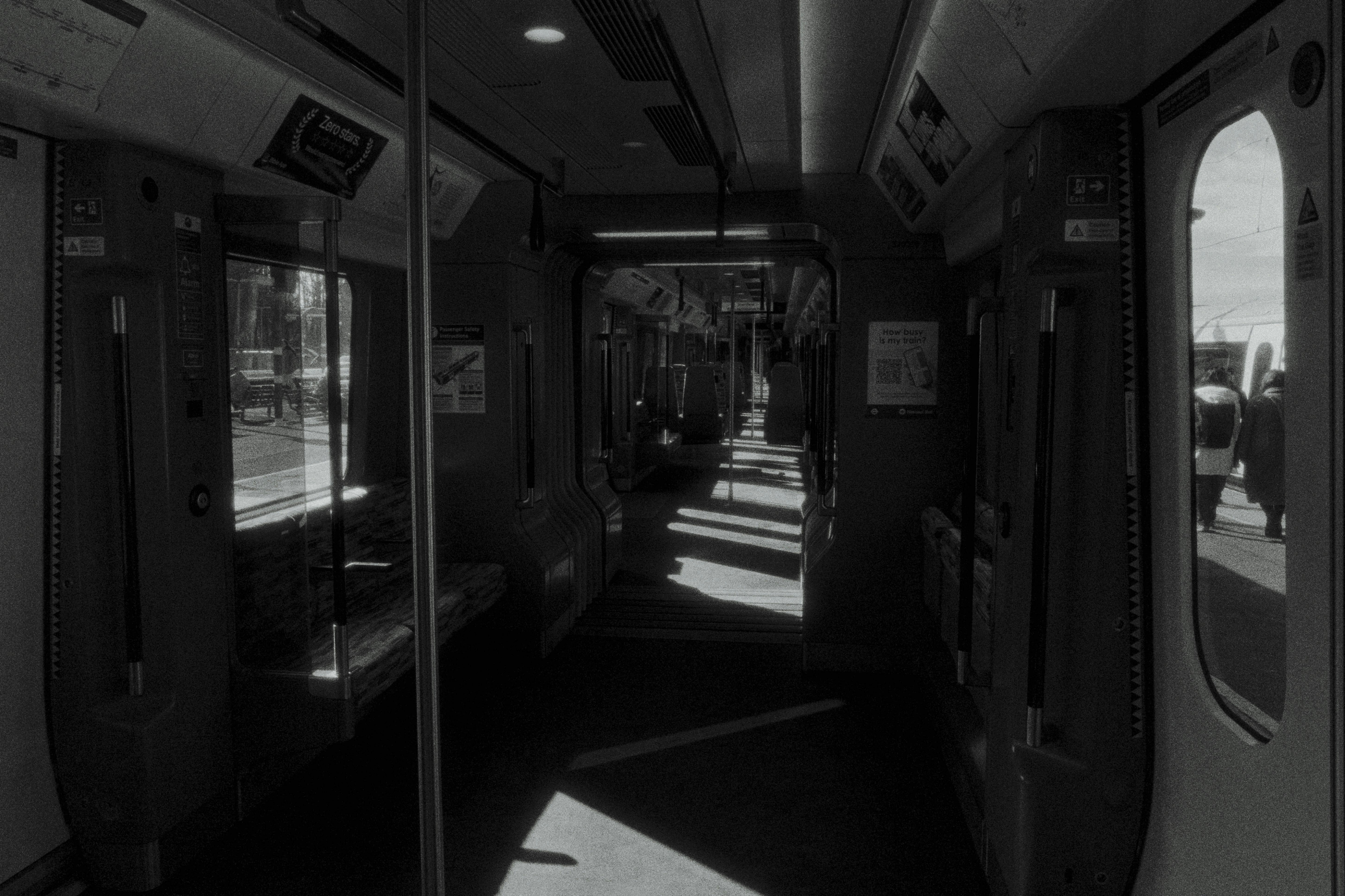 ทางเดินยาวในตู้โดยสารรถไฟพร้อมหน้าต่าง