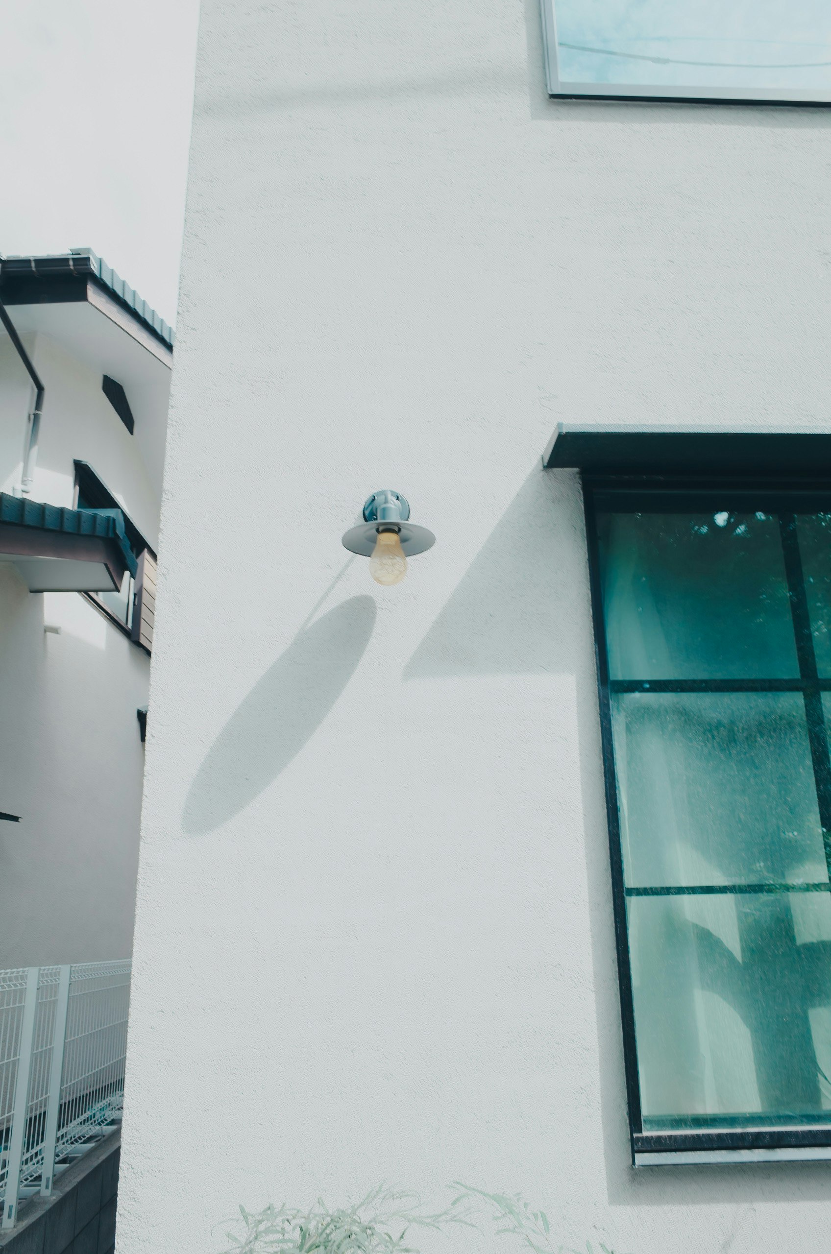 흰 벽에 달린 작은 벽부등