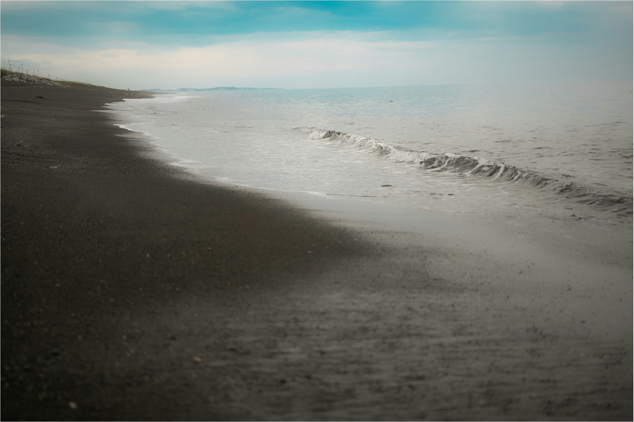 orilla brumosa con olas suaves