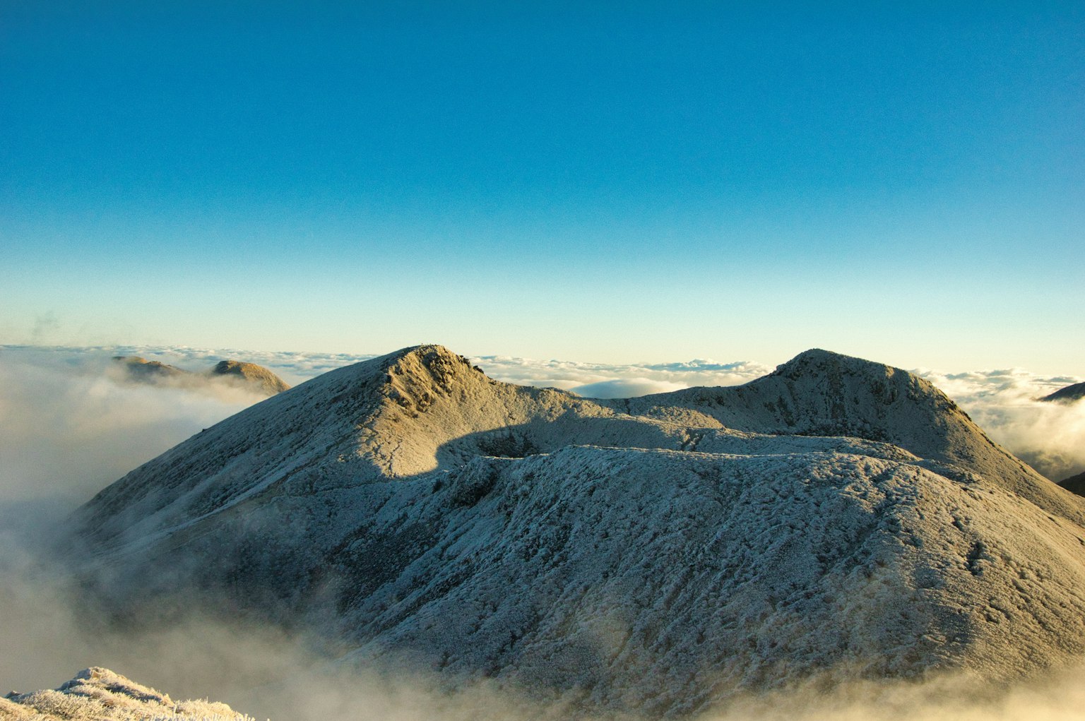 Schneebedeckte Berge unter klarem blauen Himmel