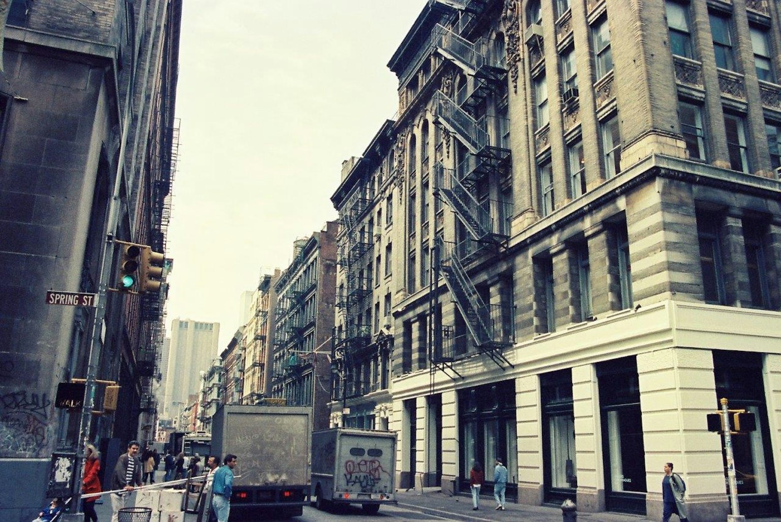 Scena di strada a New York con edifici storici e camion