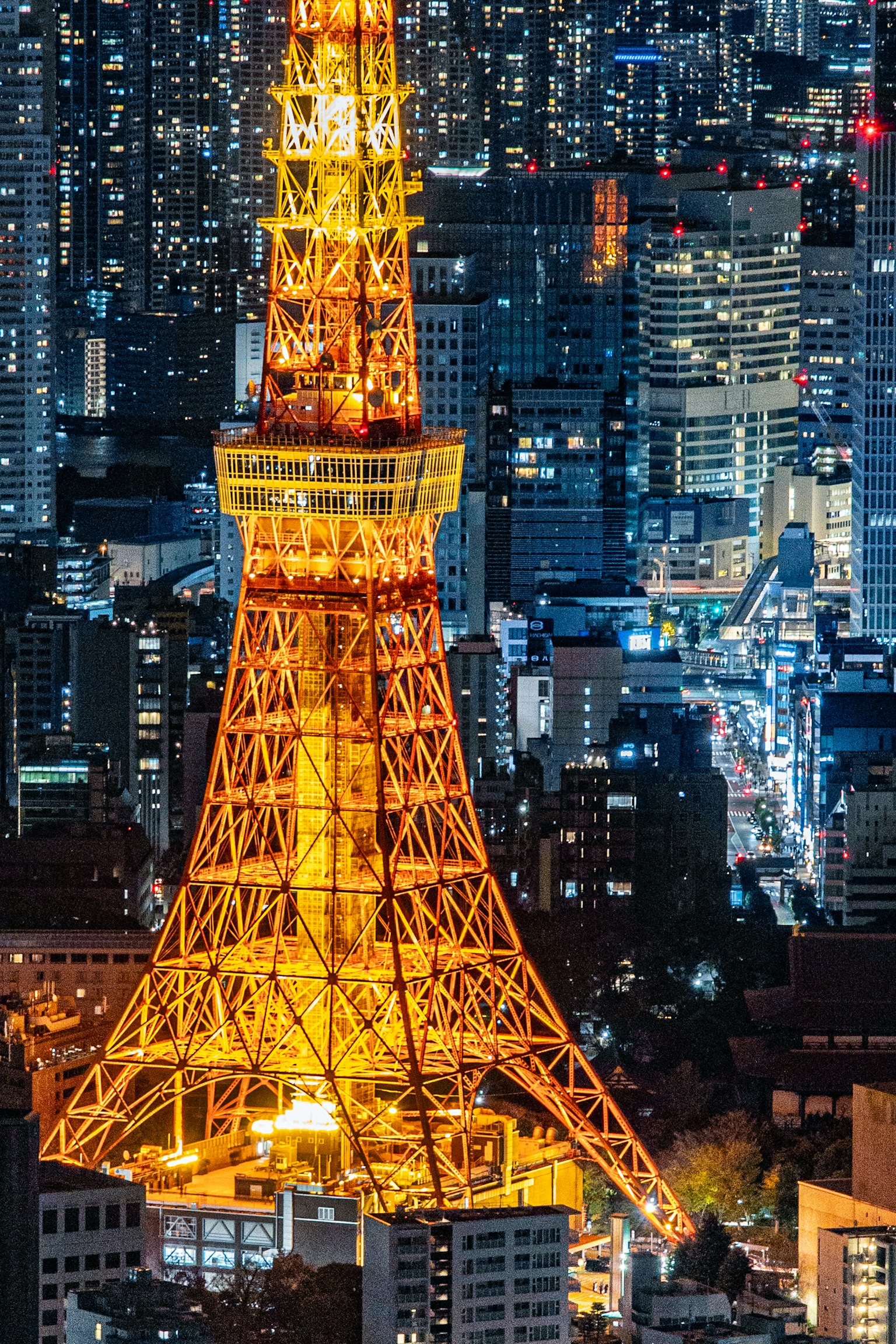 東京塔在夜間照亮城市天際線