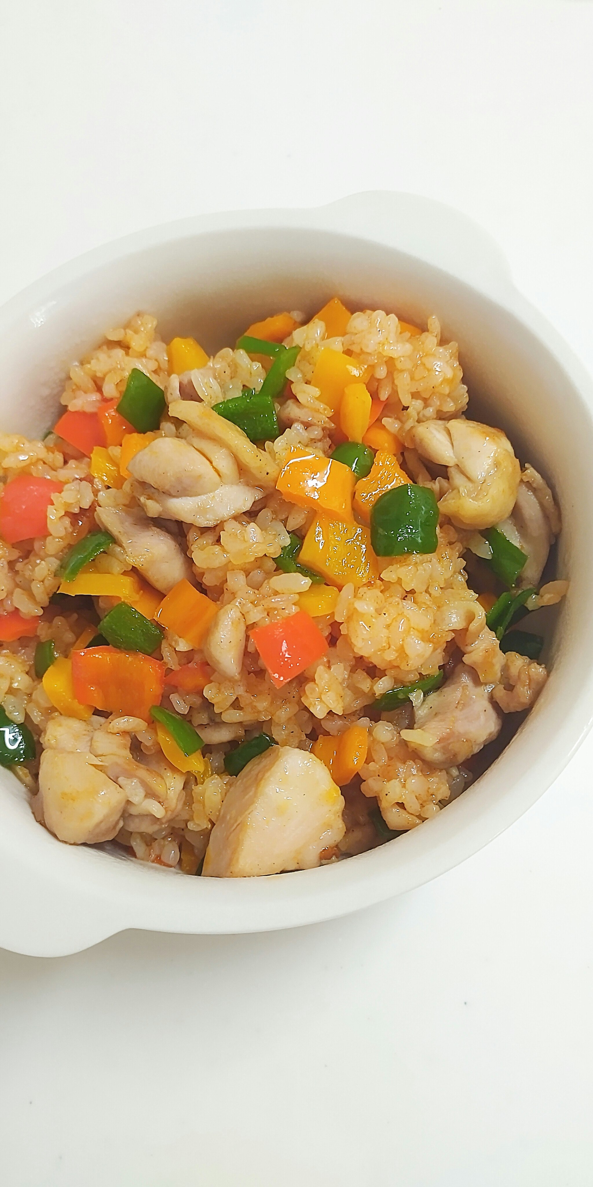 白色碗裡的蔬菜雞肉炒飯
