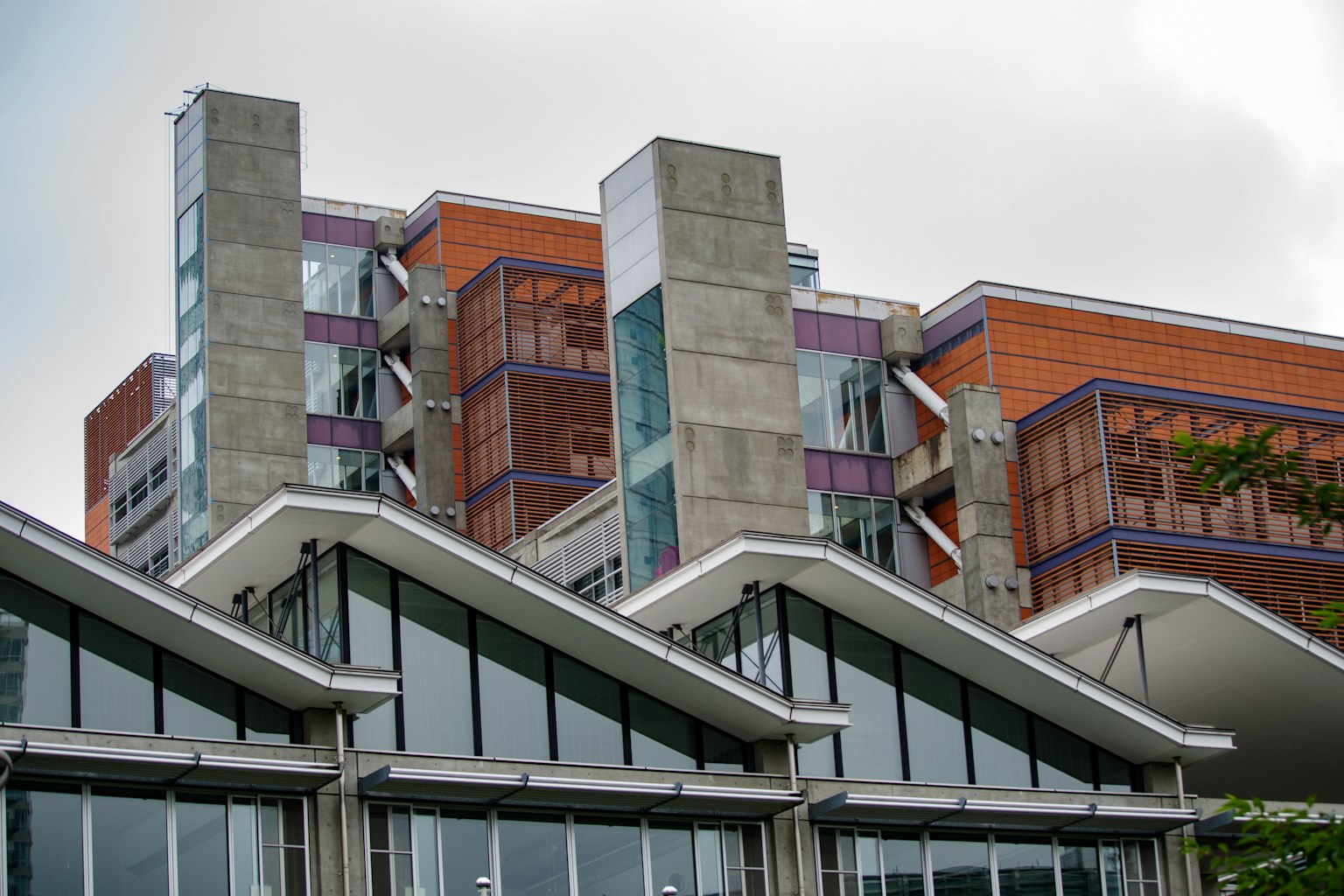 Modernes Gebäude mit Beton- und Glasstrukturen farbenfrohes Design
