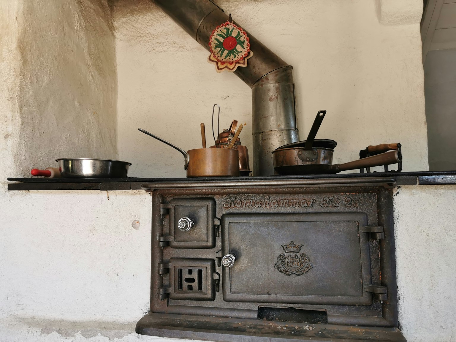 Dapur dengan kompor besi tua dan peralatan masak kayu