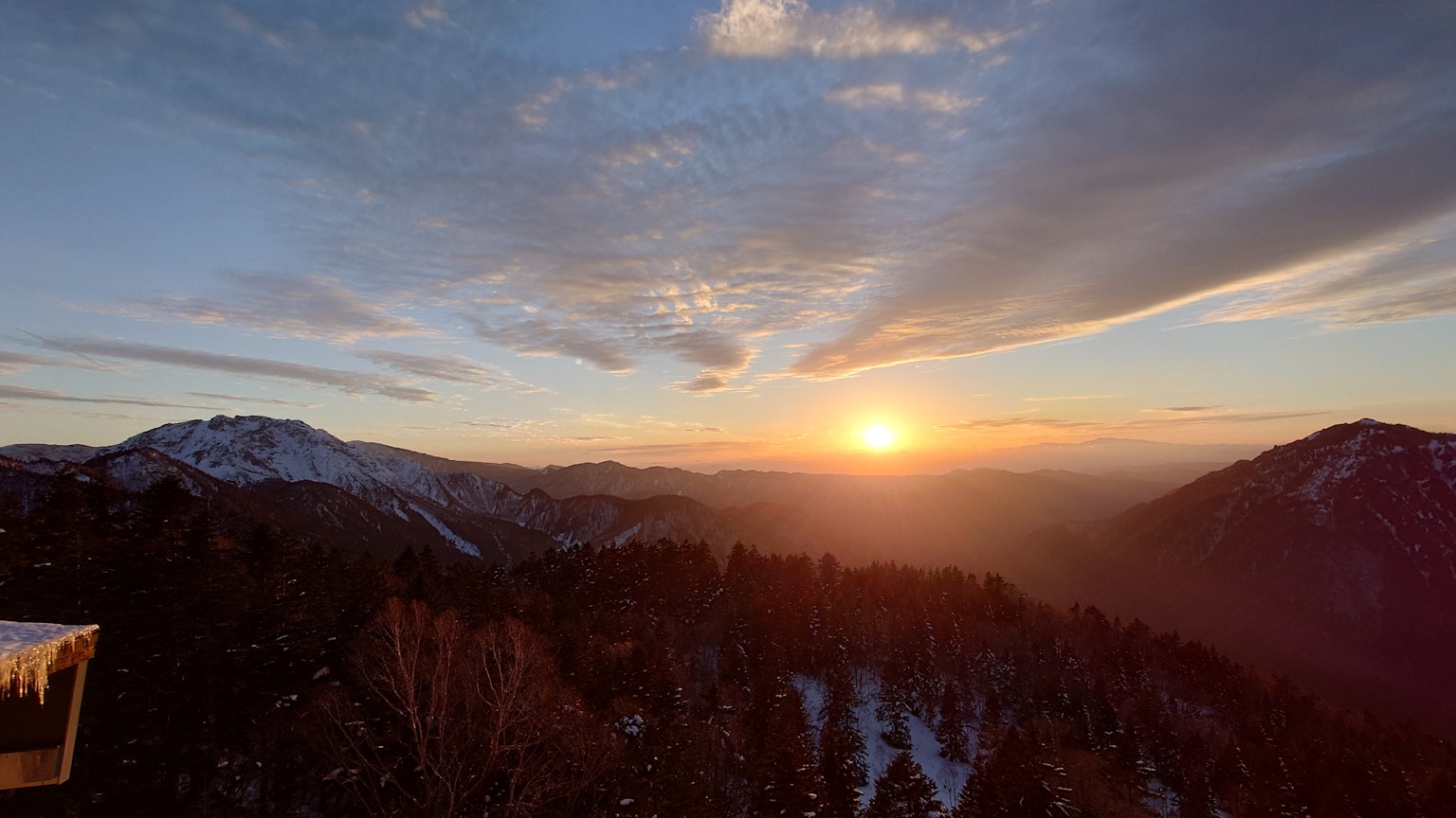 Schneebedeckte Berge mit einem schönen Sonnenaufgang