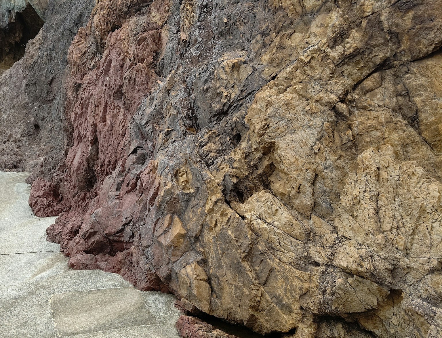 Paisaje natural que muestra la superficie de rocas de colores diversos