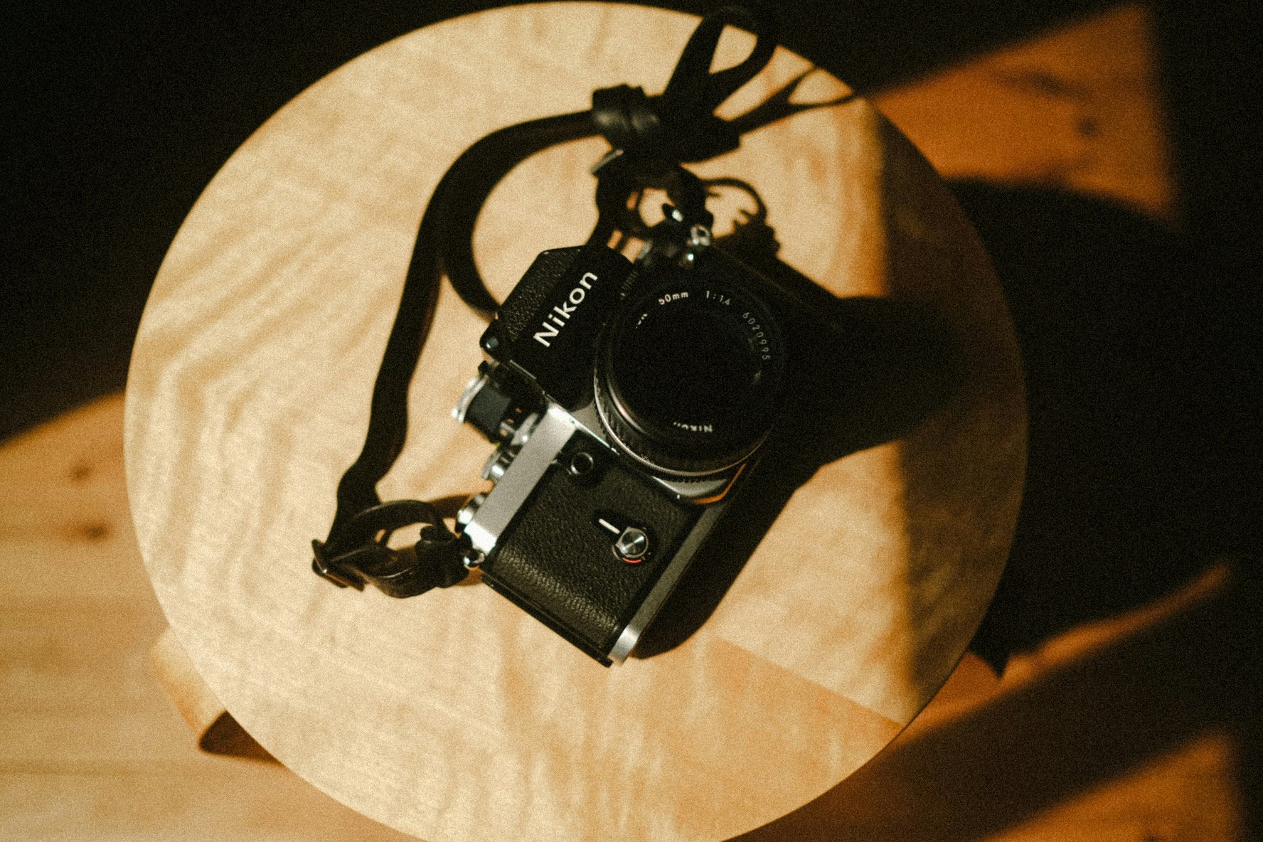 appareil photo posé dans un cercle de lumière