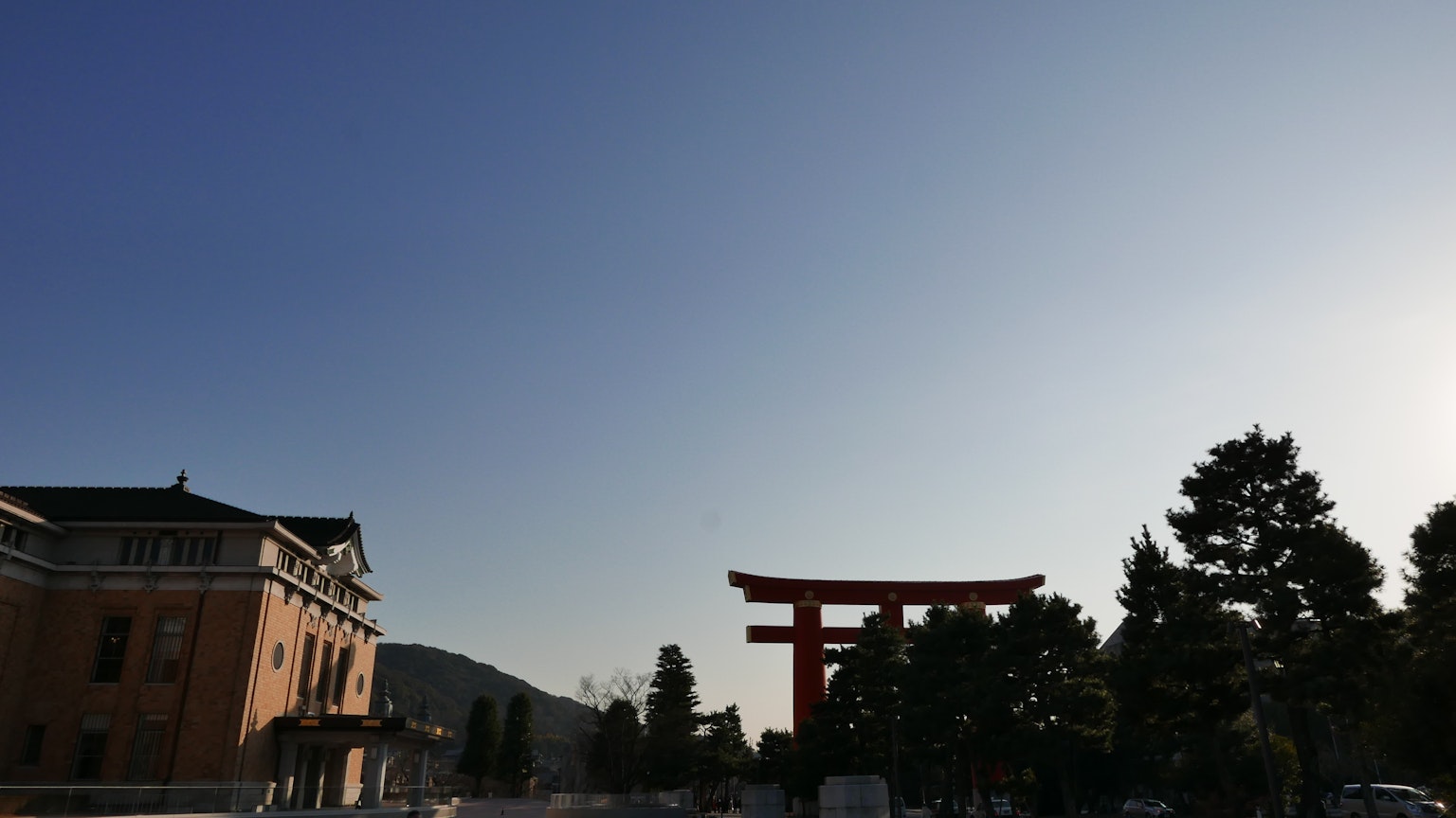 Vue pittoresque avec un torii et un ancien bâtiment sous un ciel bleu