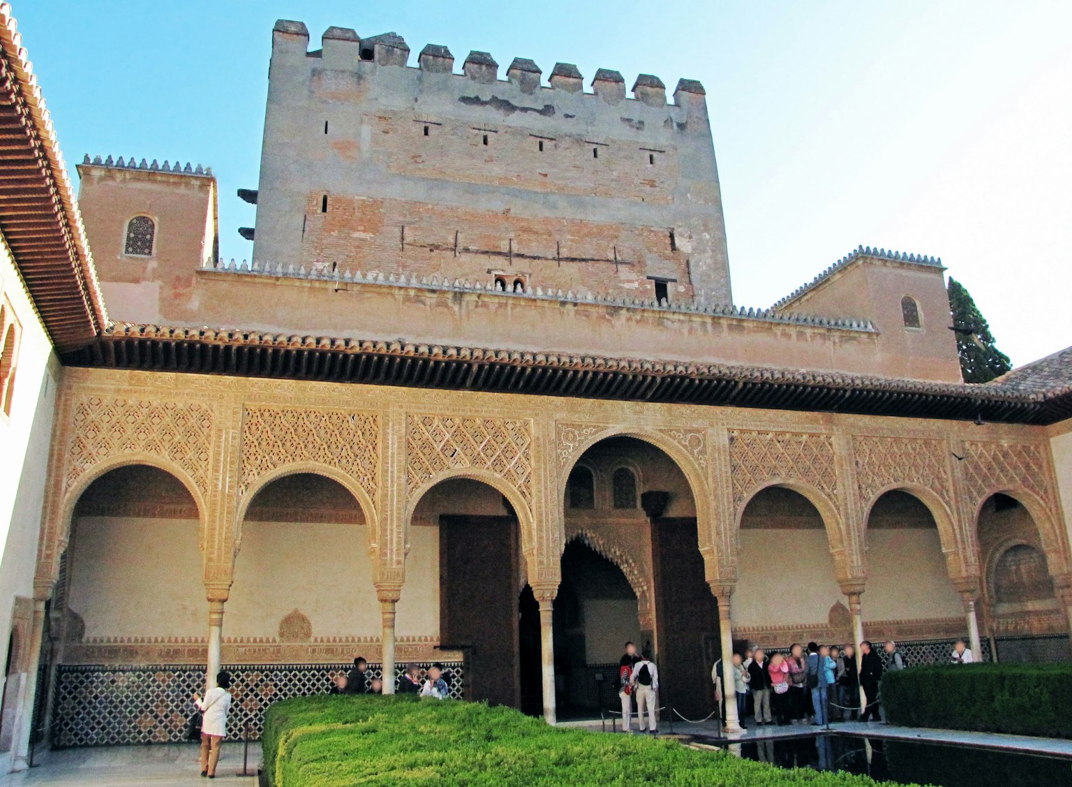 Detail dari halaman dan menara Istana Alhambra