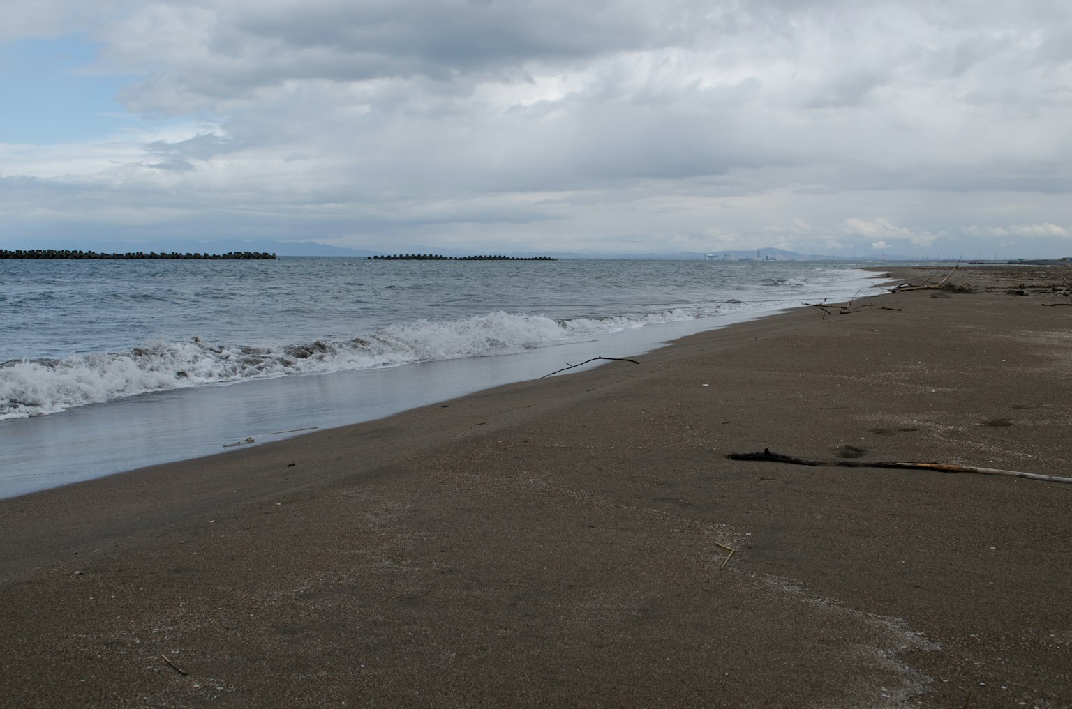 ทิวทัศน์ชายฝั่งพร้อมคลื่นซัดที่ชายหาด