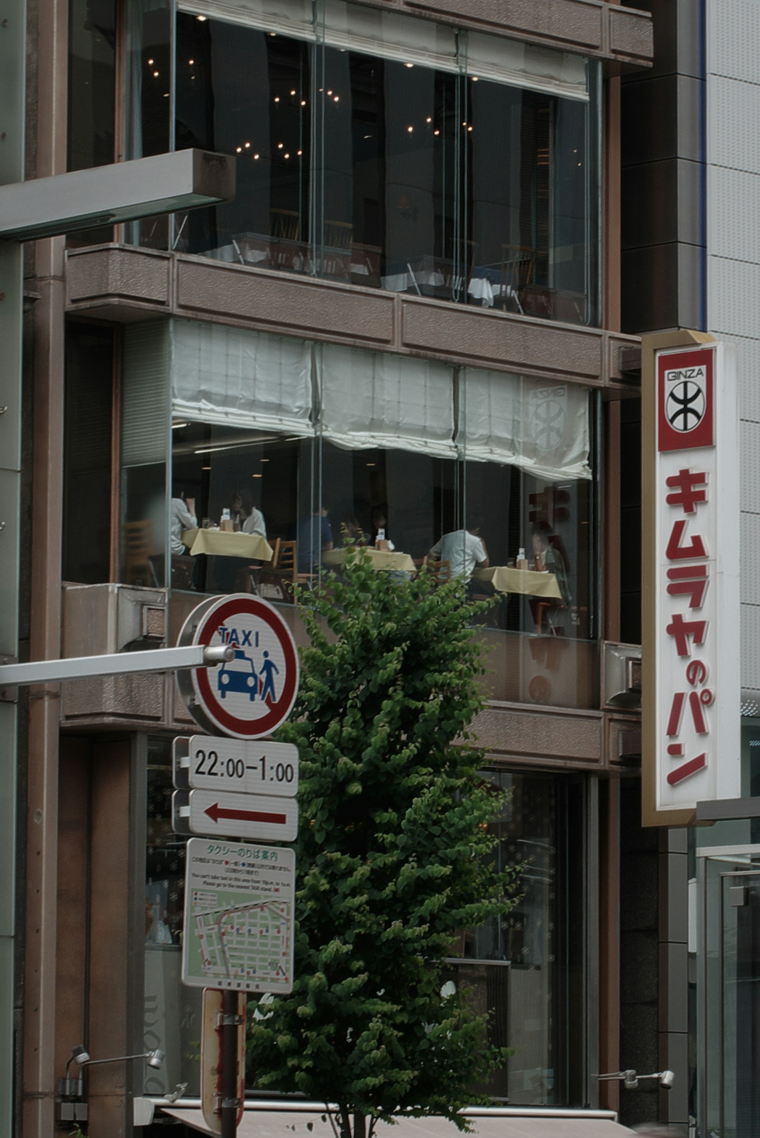 城市场景展示建筑外观和窗户内可见的人