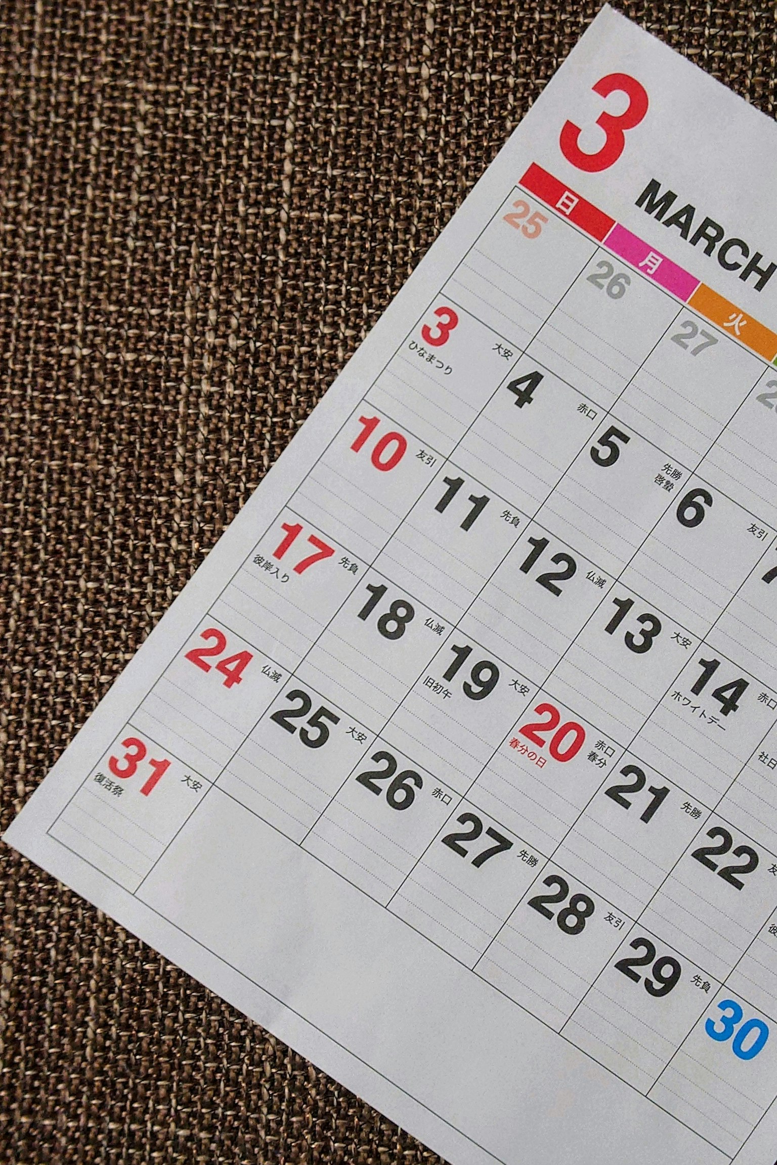 Cận cảnh trang lịch tháng Ba hiển thị ngày tháng và nền có kết cấu