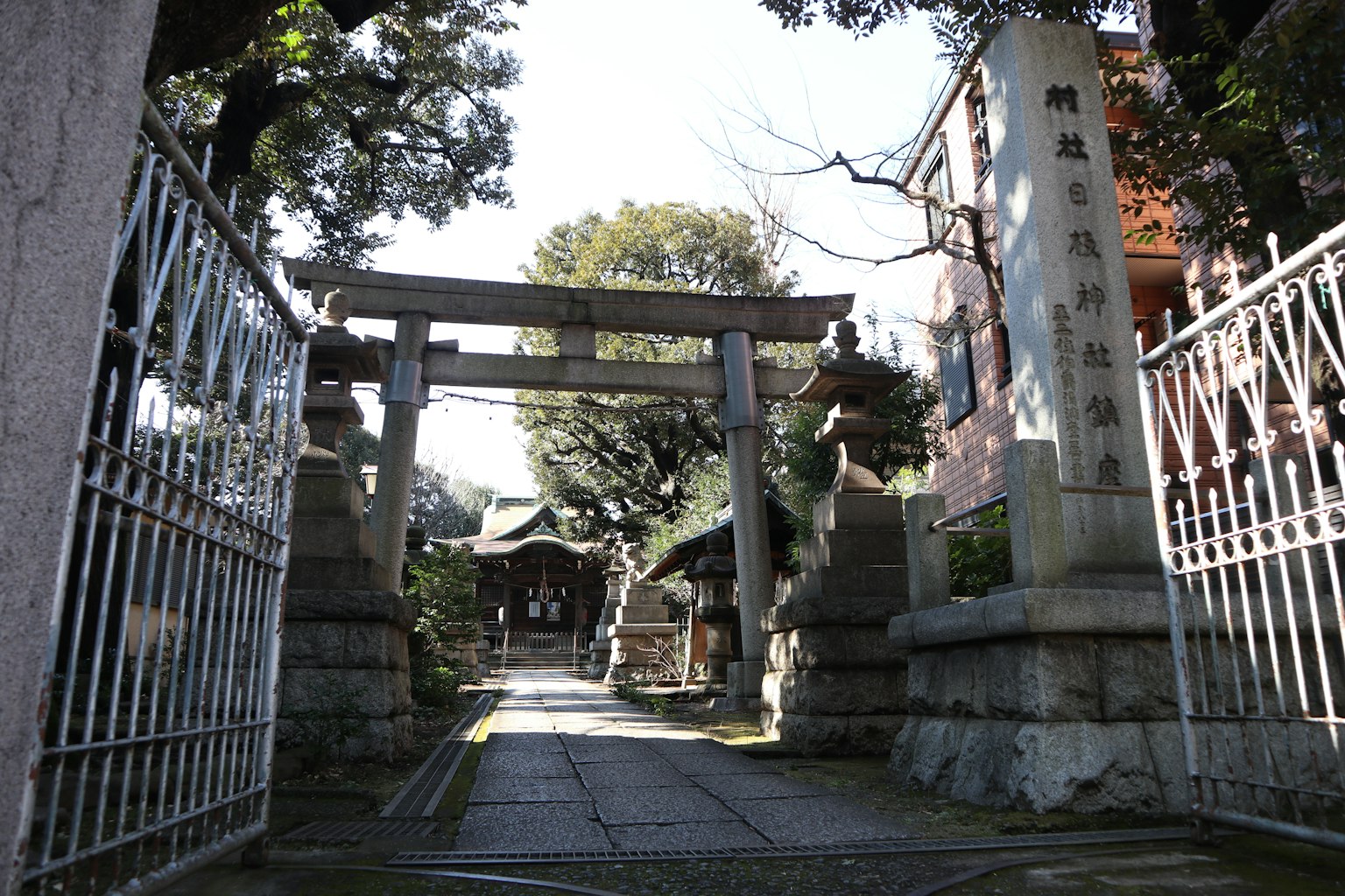 Pemandangan gerbang torii dan pintu masuk kuil