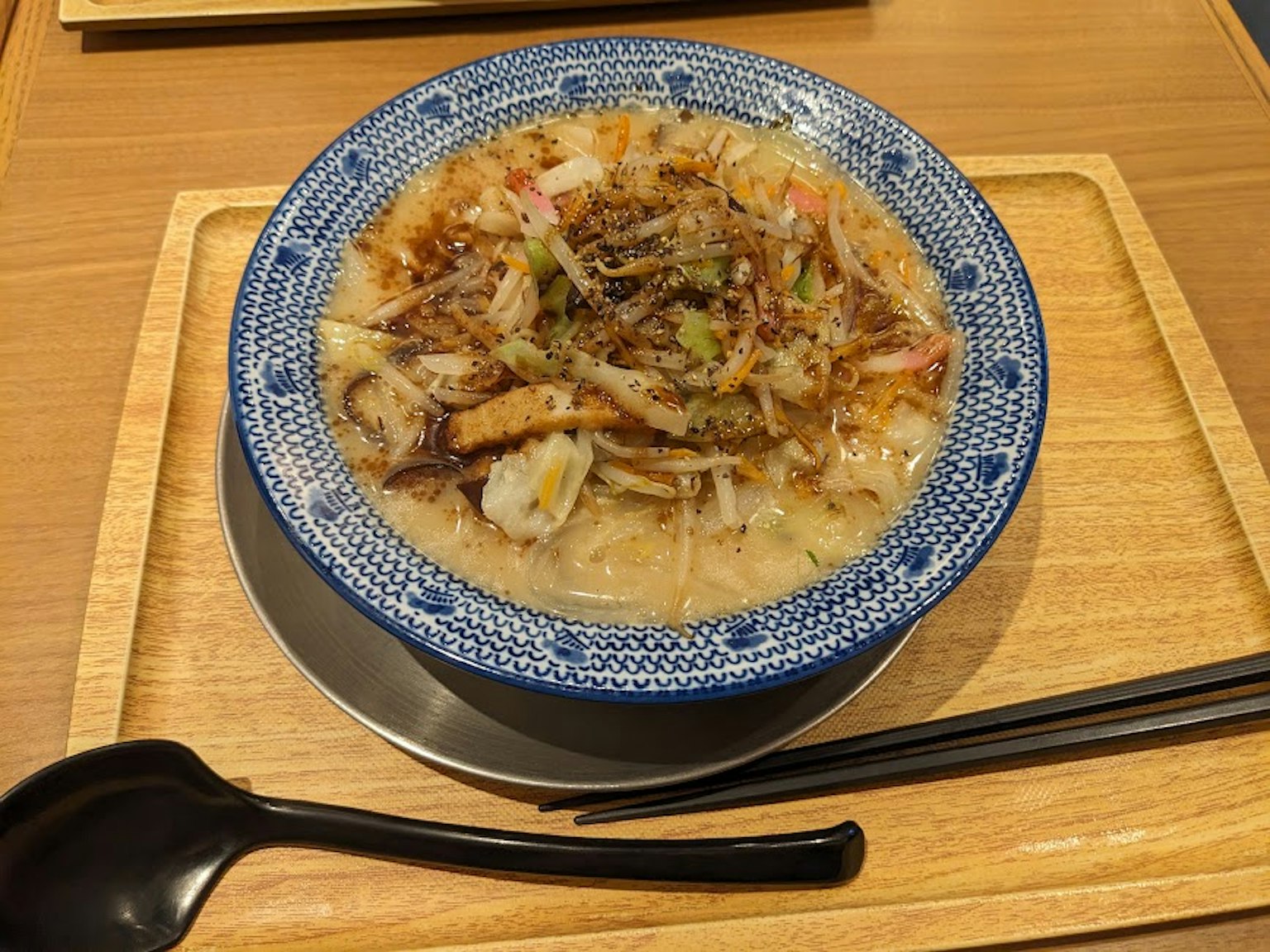 藍邊碗中的海鮮拉麵圖像