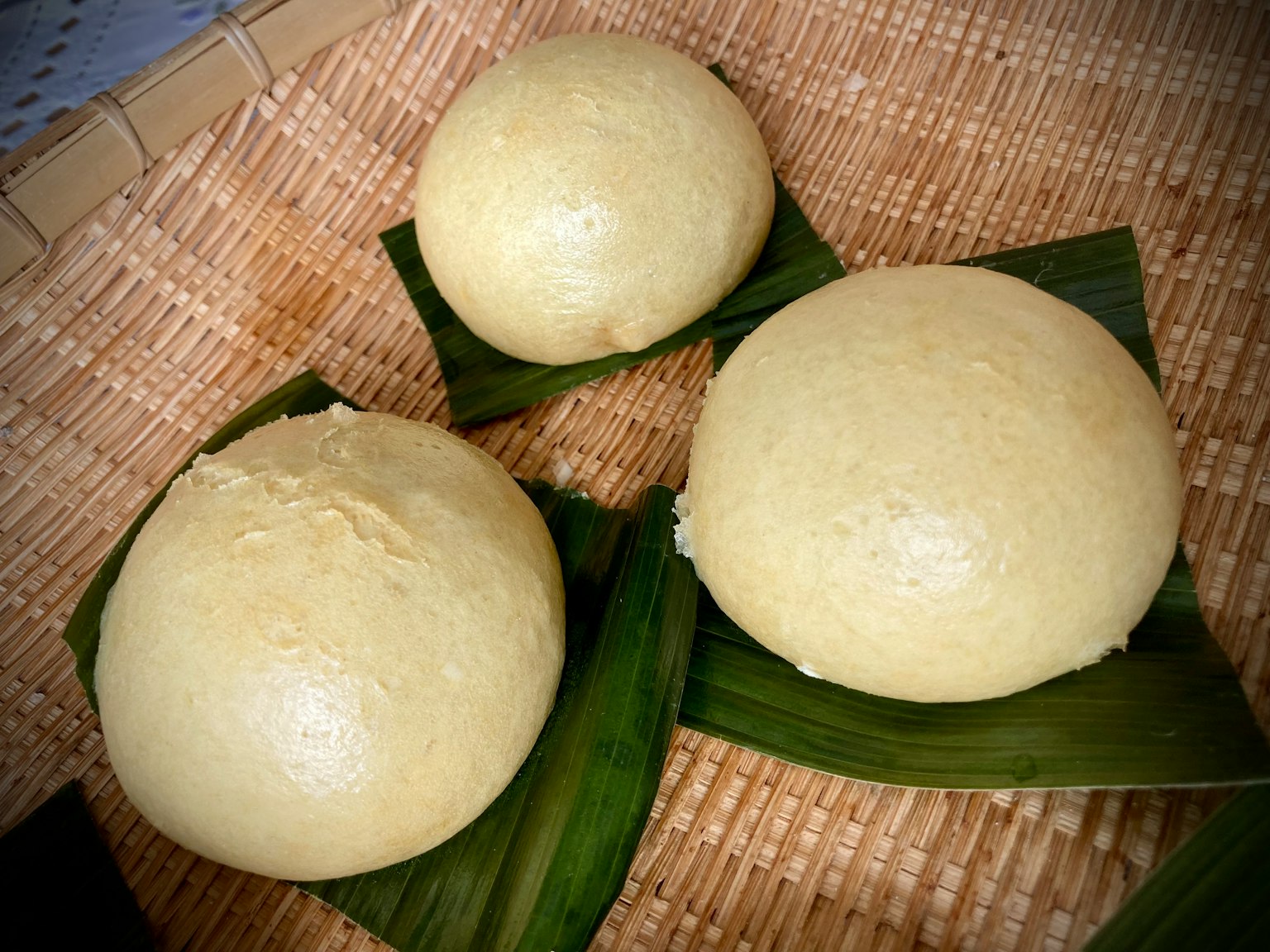 ขนมปังนึ่งสามชิ้นบนใบกล้วย