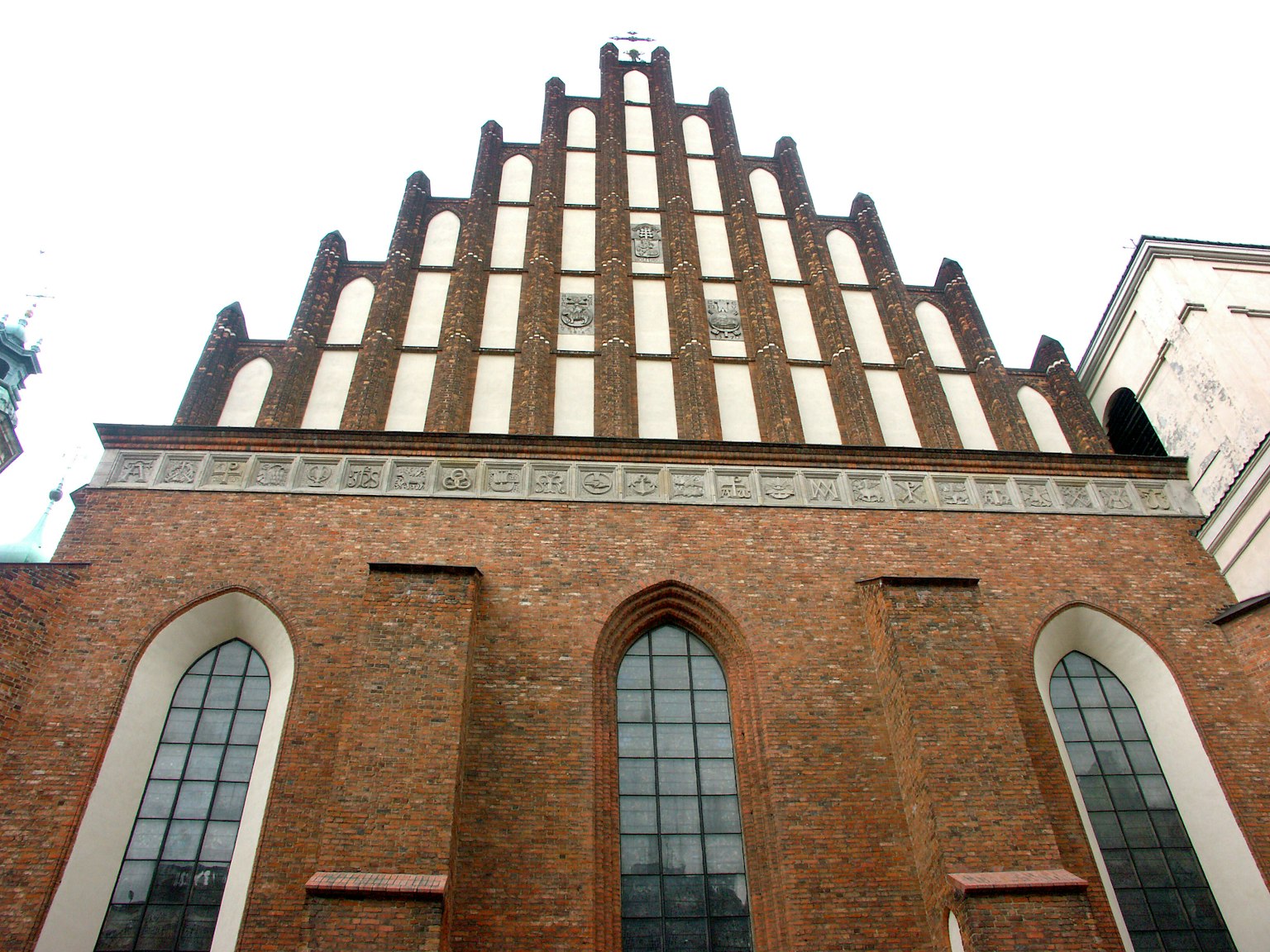 Gothische Backstein-Kirchenfassade mit Spitzbögen