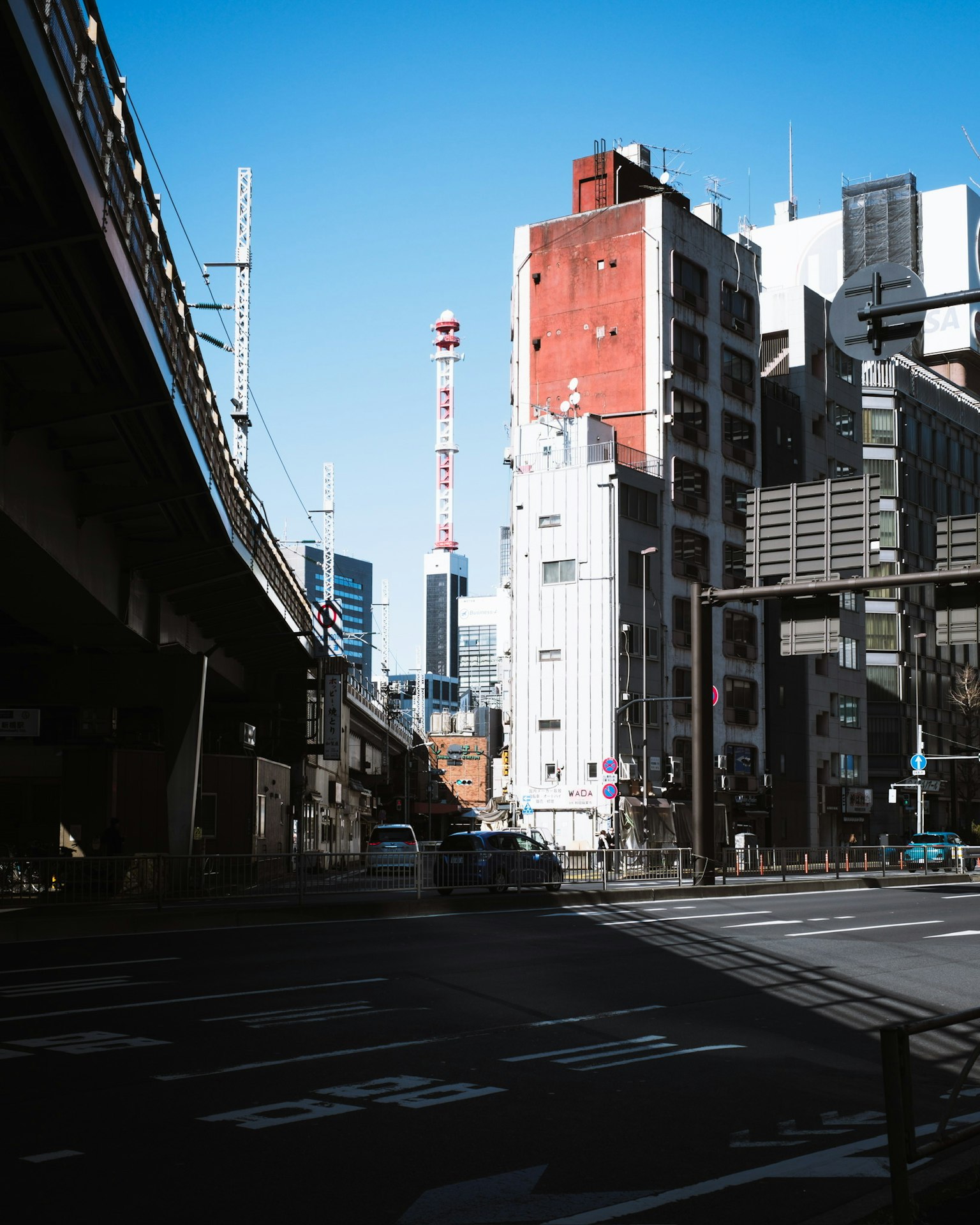 Cảnh quan đô thị với Tháp Tokyo ở phía sau và các tòa nhà lân cận