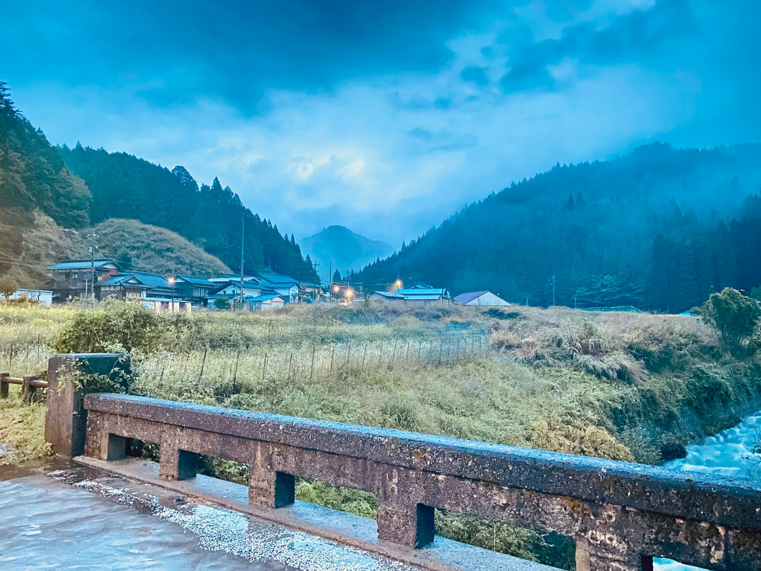 藍霧中的山脈和河流景觀