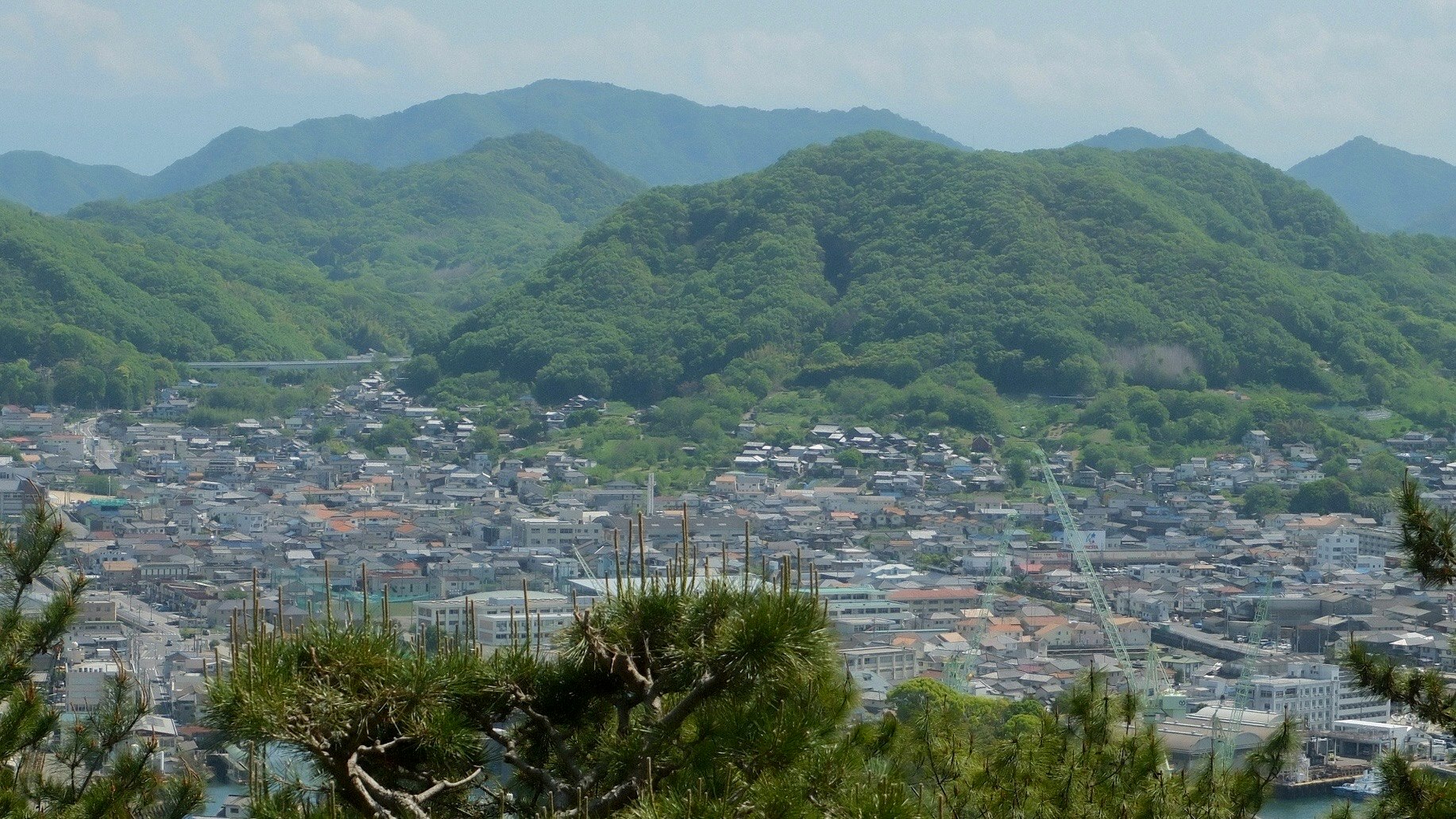 山並みを背景に広がる街並みのパノラマ