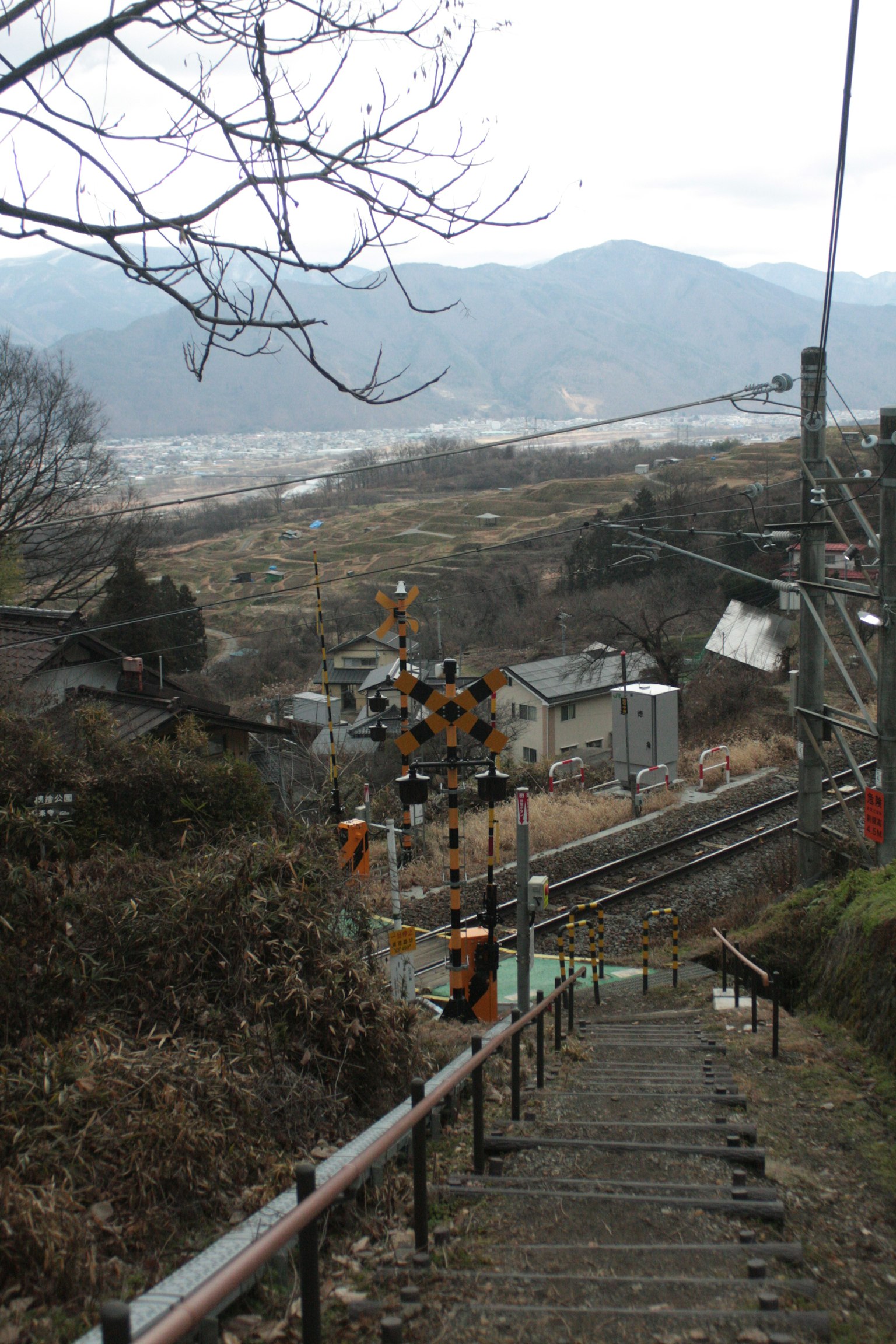 Escalera que conduce a un cruce ferroviario en una zona montañosa