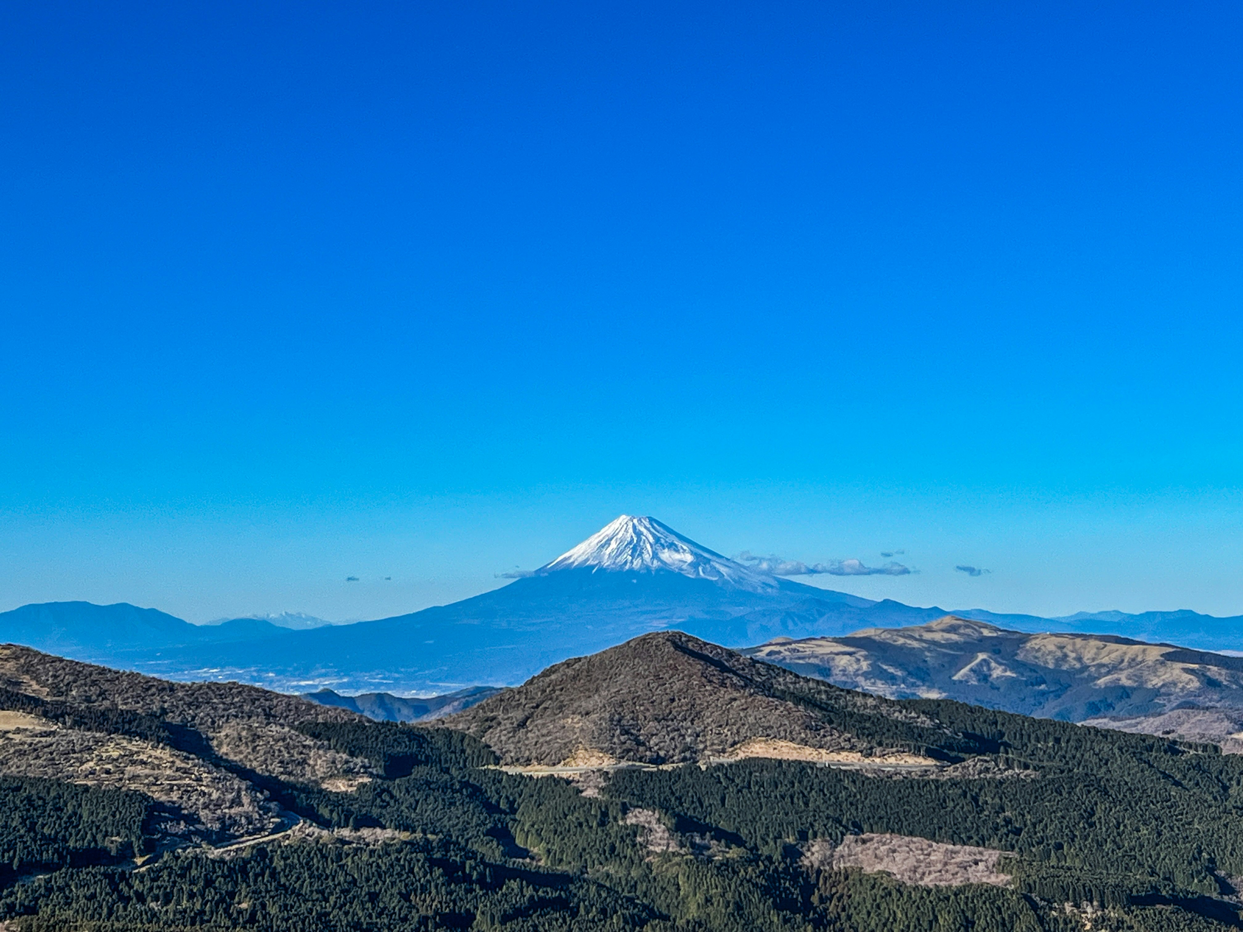 Vue du mont Fuji dominant des crêtes de montagnes superposées