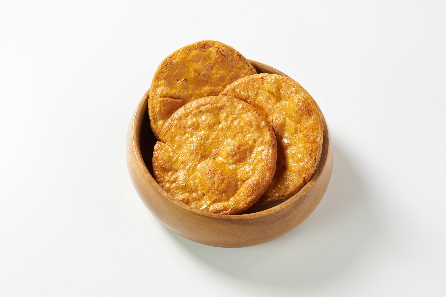 Bol rempli de biscuits dorés