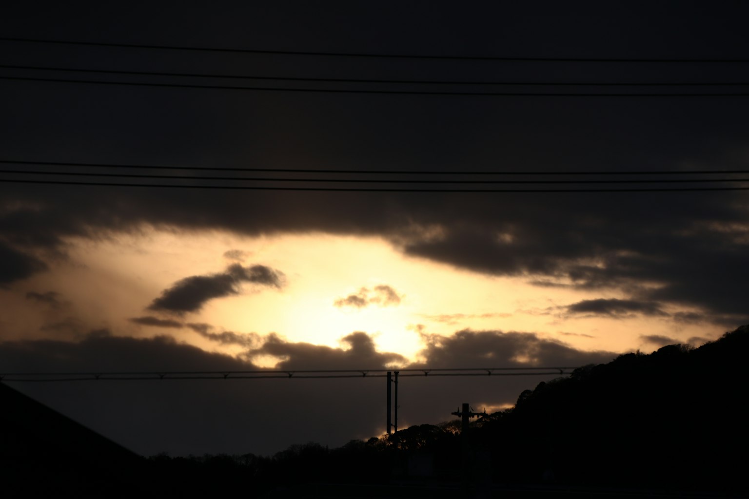 黑暗天空中云朵的夕阳轮廓