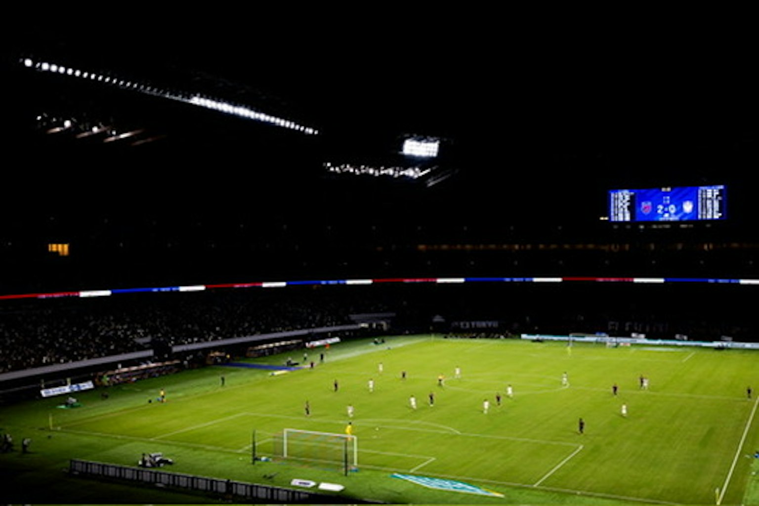 Un match de football se déroulant la nuit dans un stade